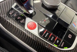 musta BMW M4 2022 kuva 30.