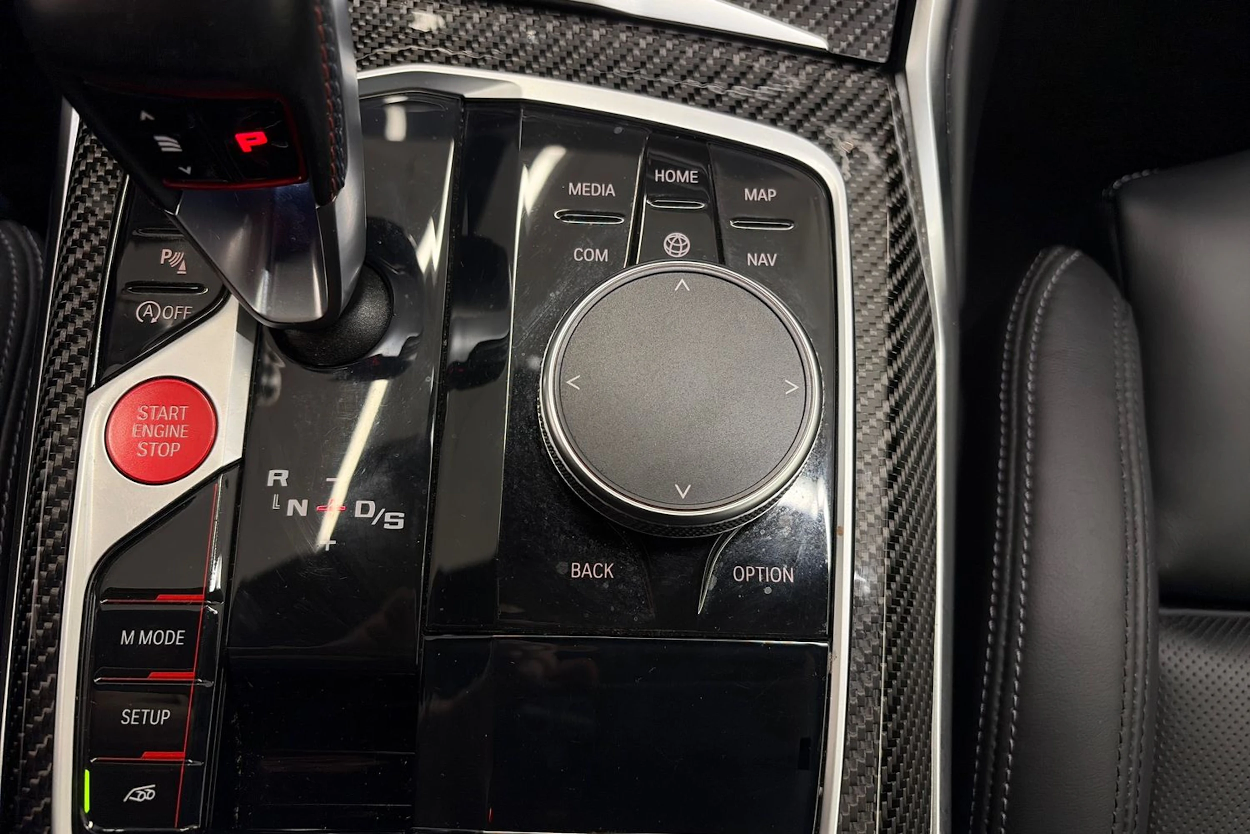 musta BMW M4 2022 kuva 31.