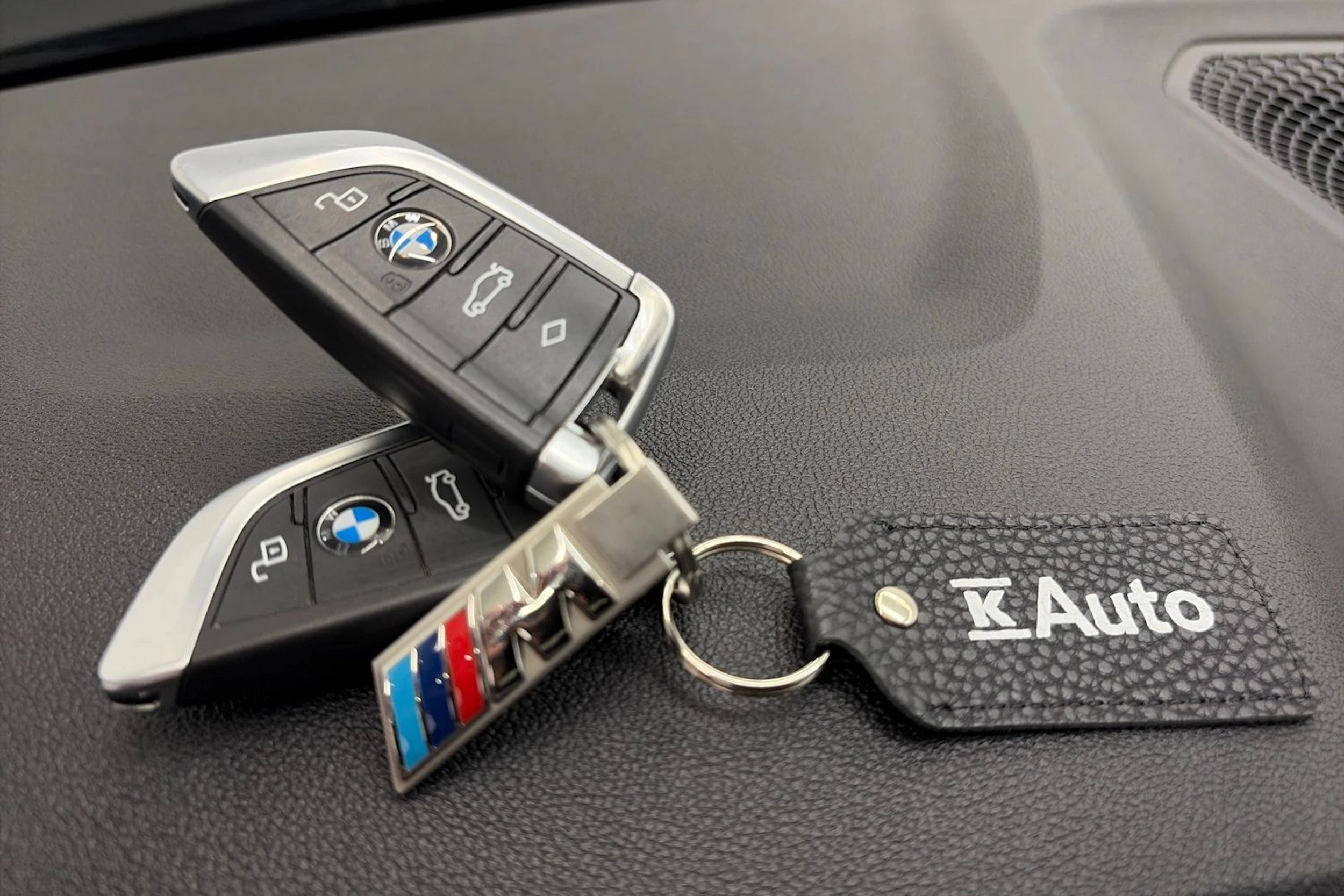 musta BMW M4 2022 kuva 32.
