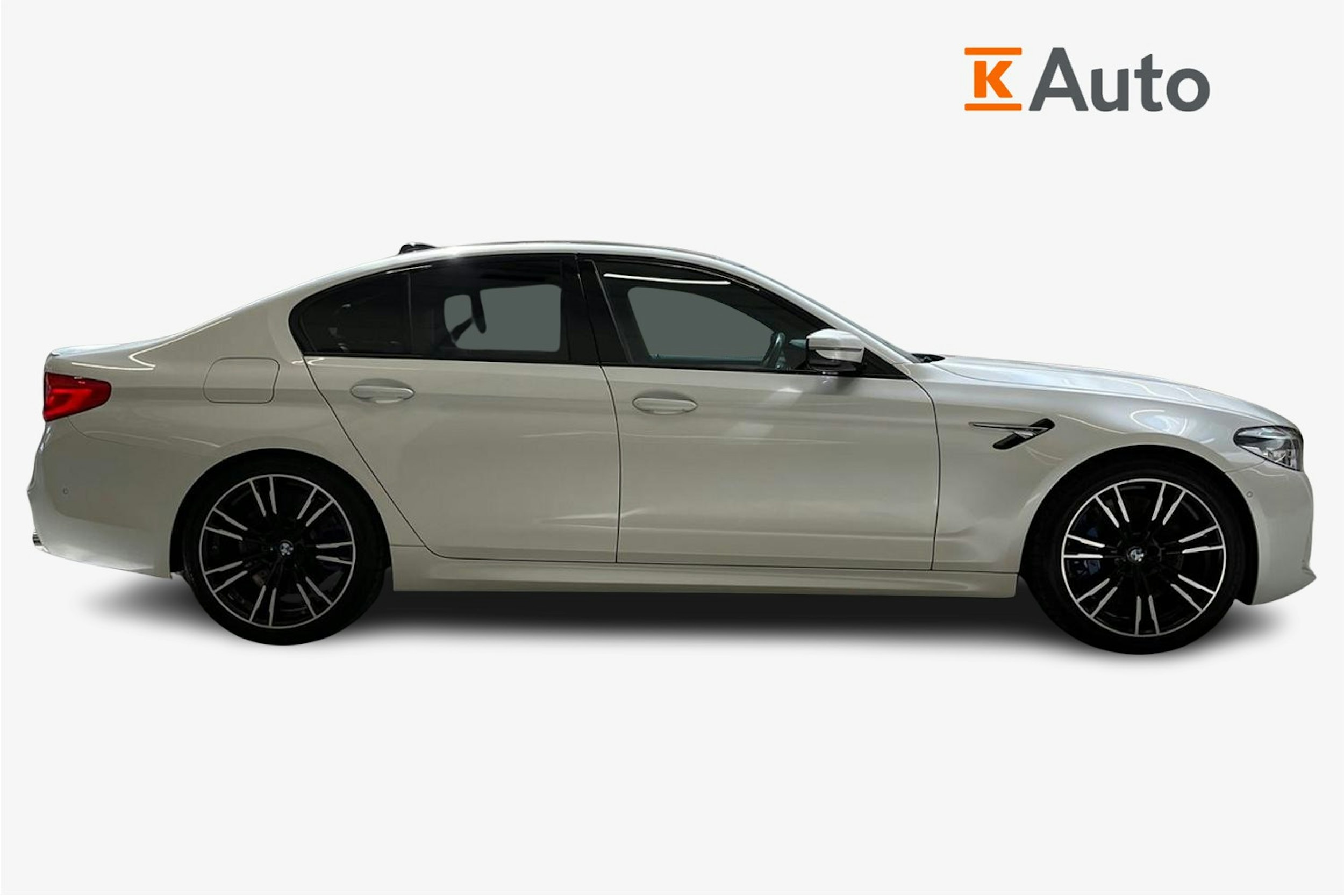 valkoinen BMW M5 2019 kuva 6.