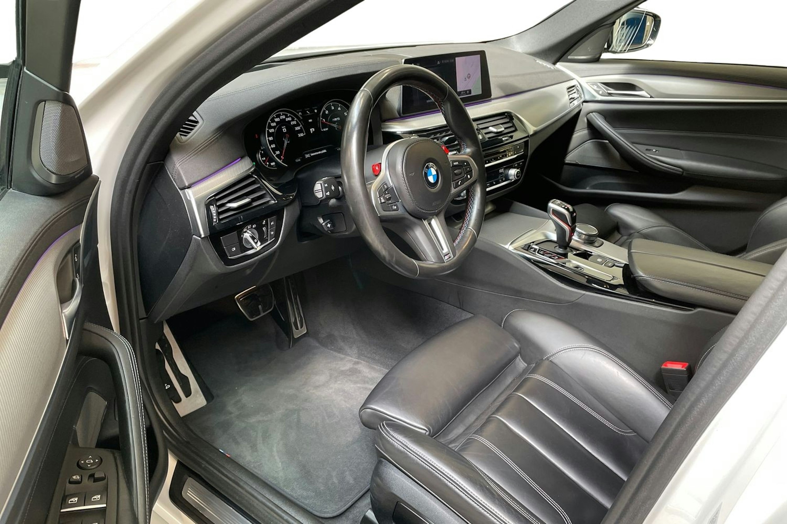 valkoinen BMW M5 2019 kuva 7.