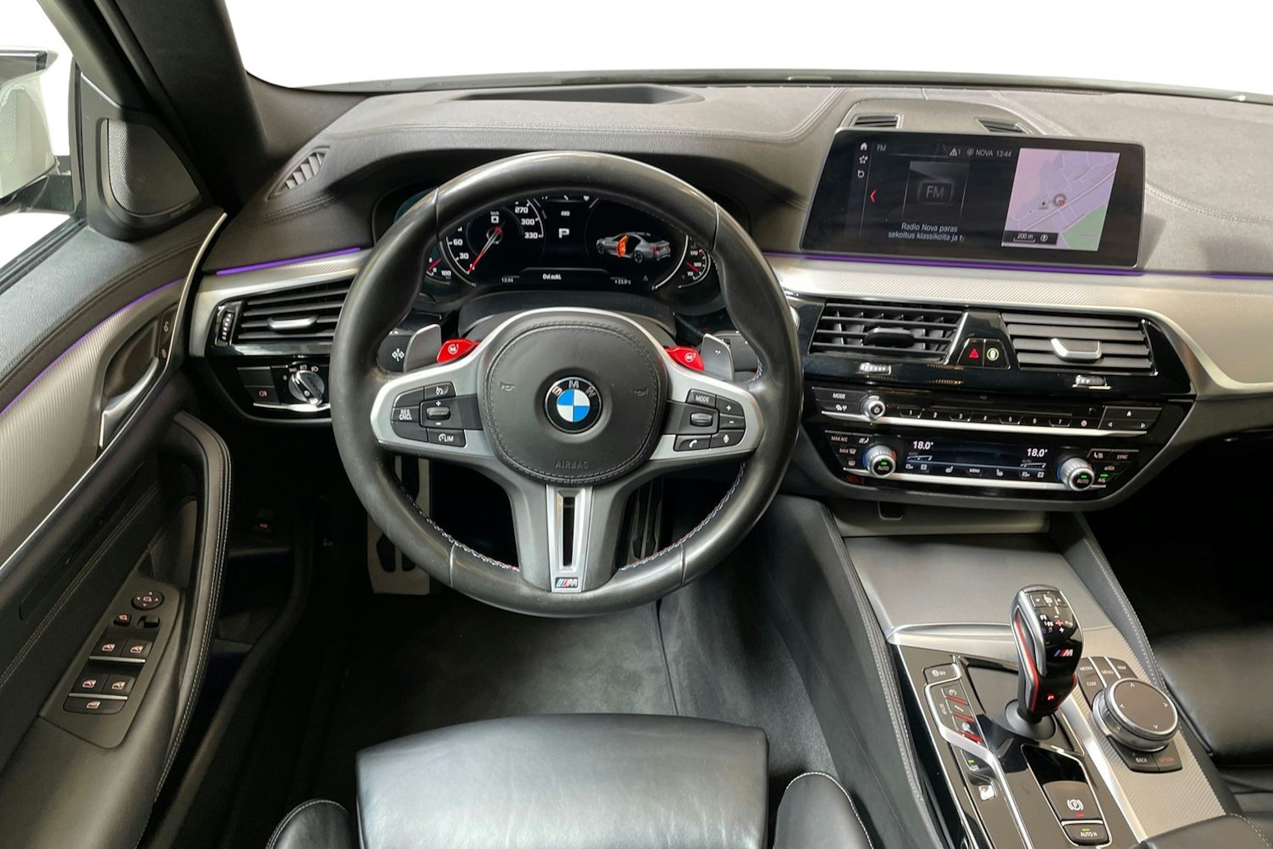 valkoinen BMW M5 2019 kuva 9.
