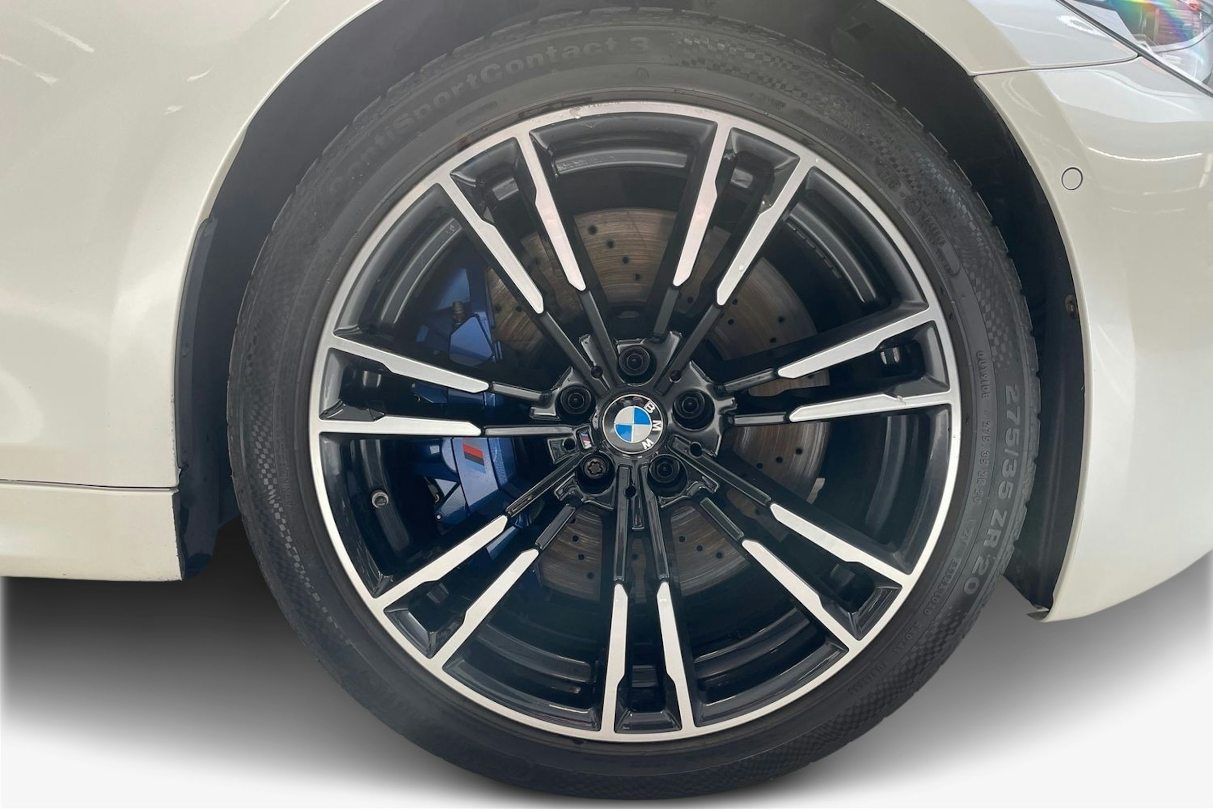 valkoinen BMW M5 2019 kuva 11.