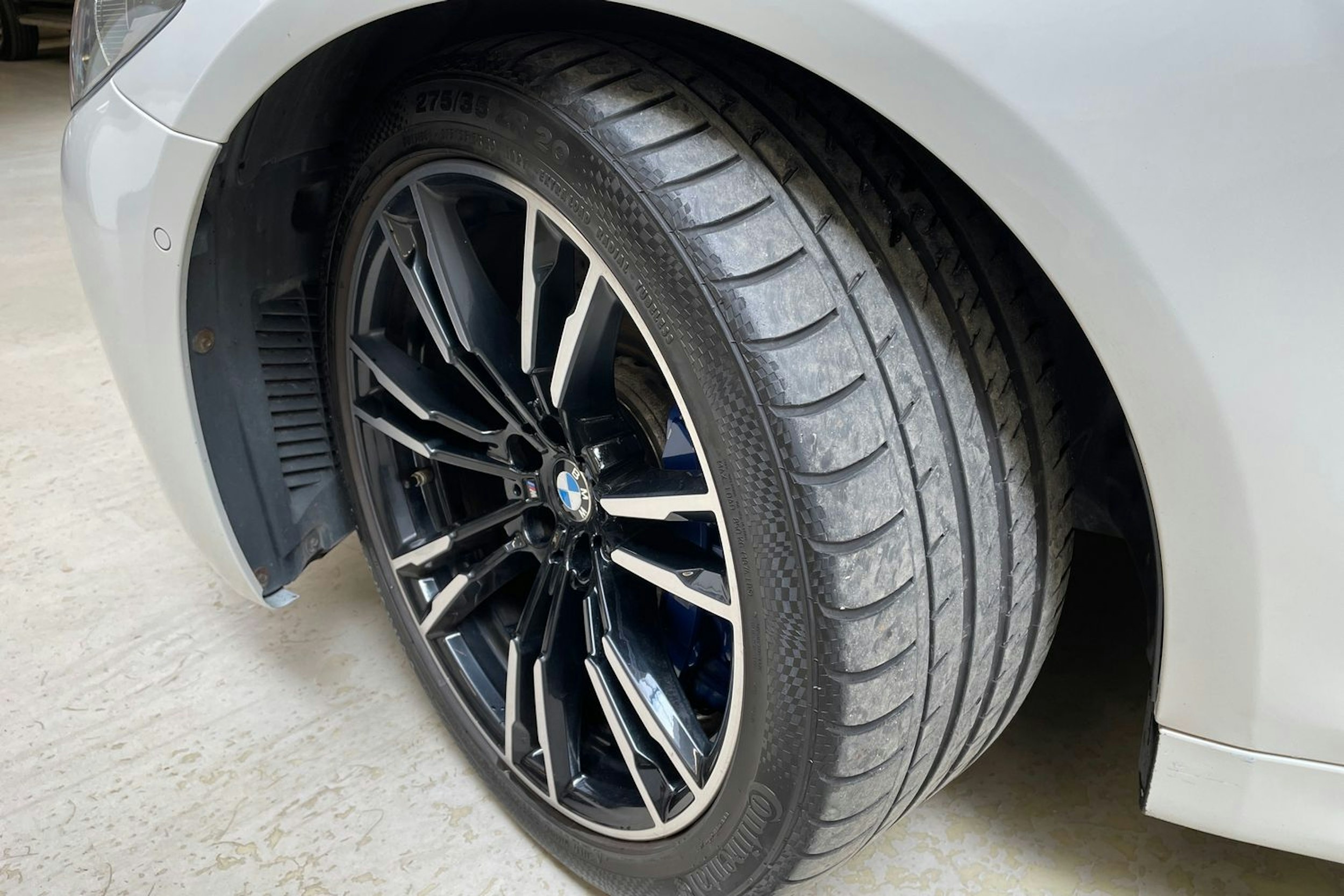 valkoinen BMW M5 2019 kuva 13.