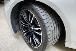 valkoinen BMW M5 2019 kuva 13.