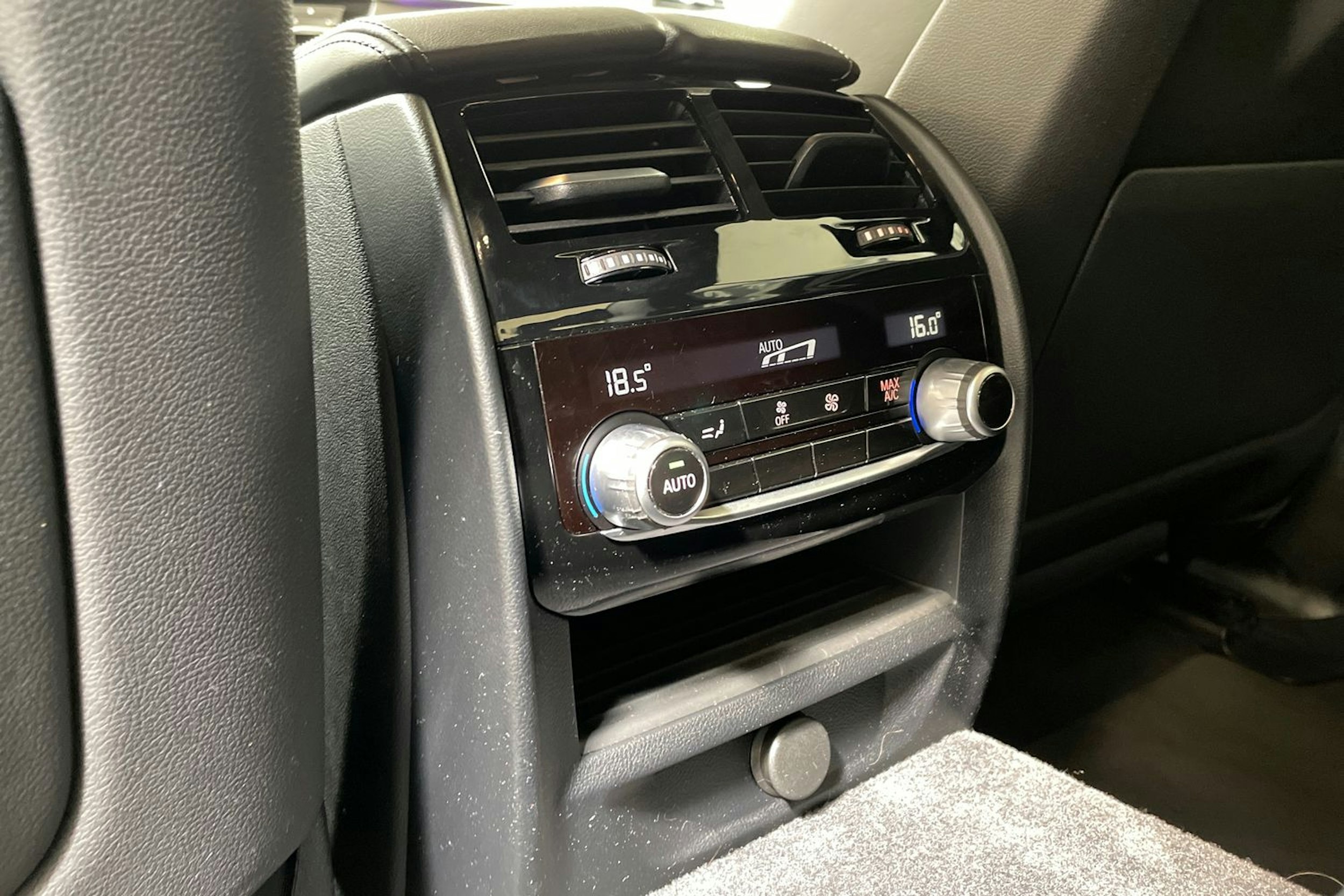 valkoinen BMW M5 2019 kuva 14.