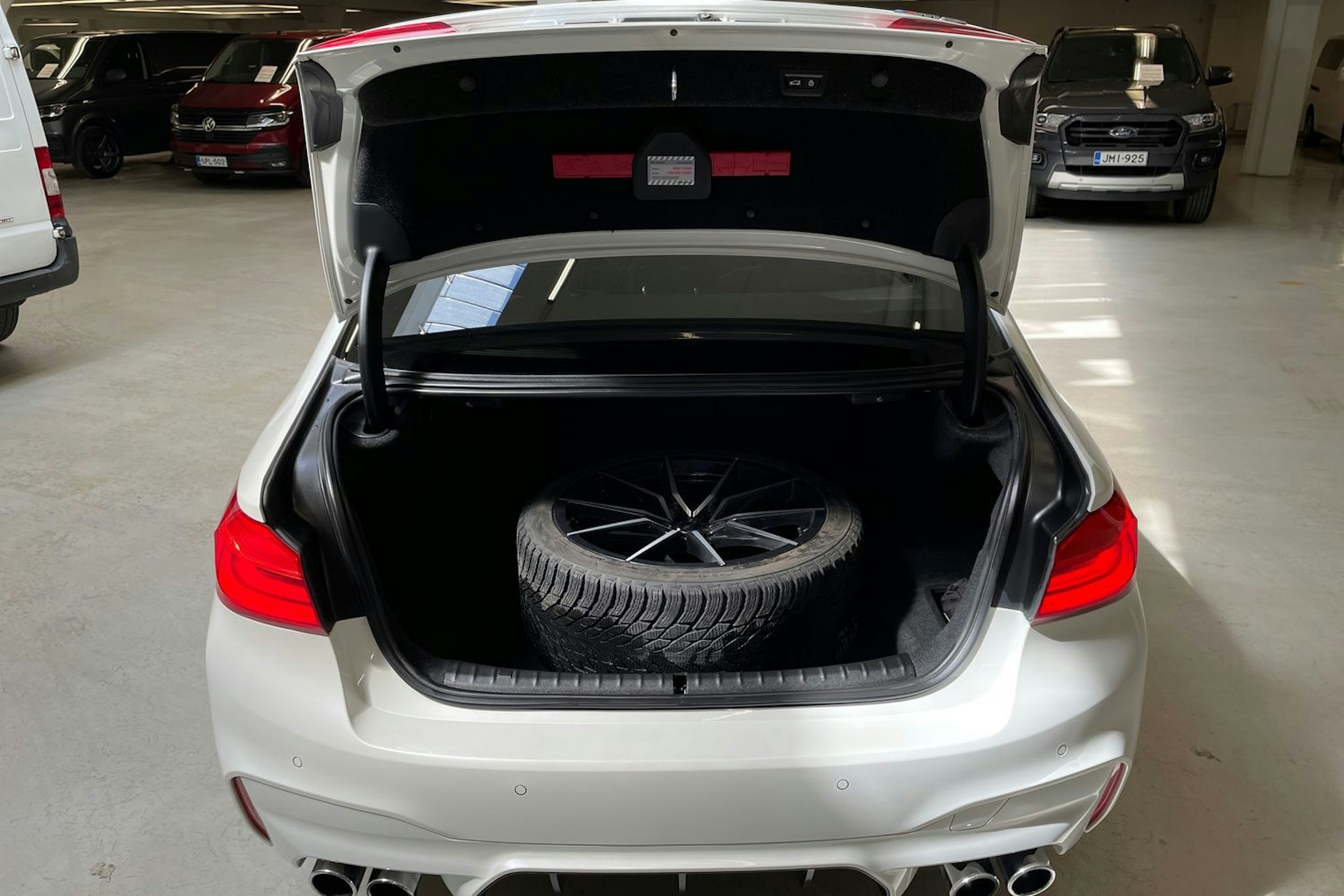valkoinen BMW M5 2019 kuva 15.