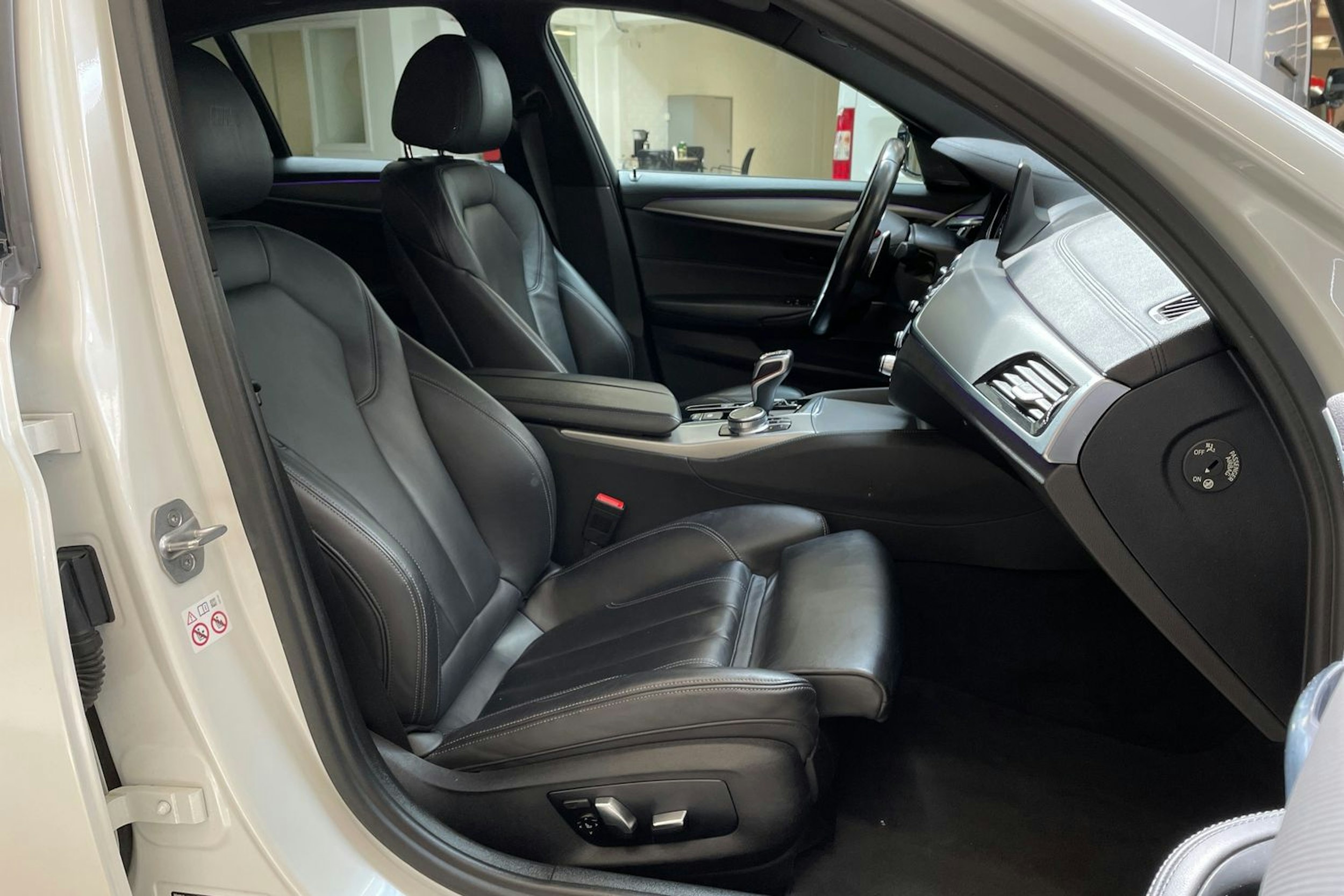 valkoinen BMW M5 2019 kuva 17.