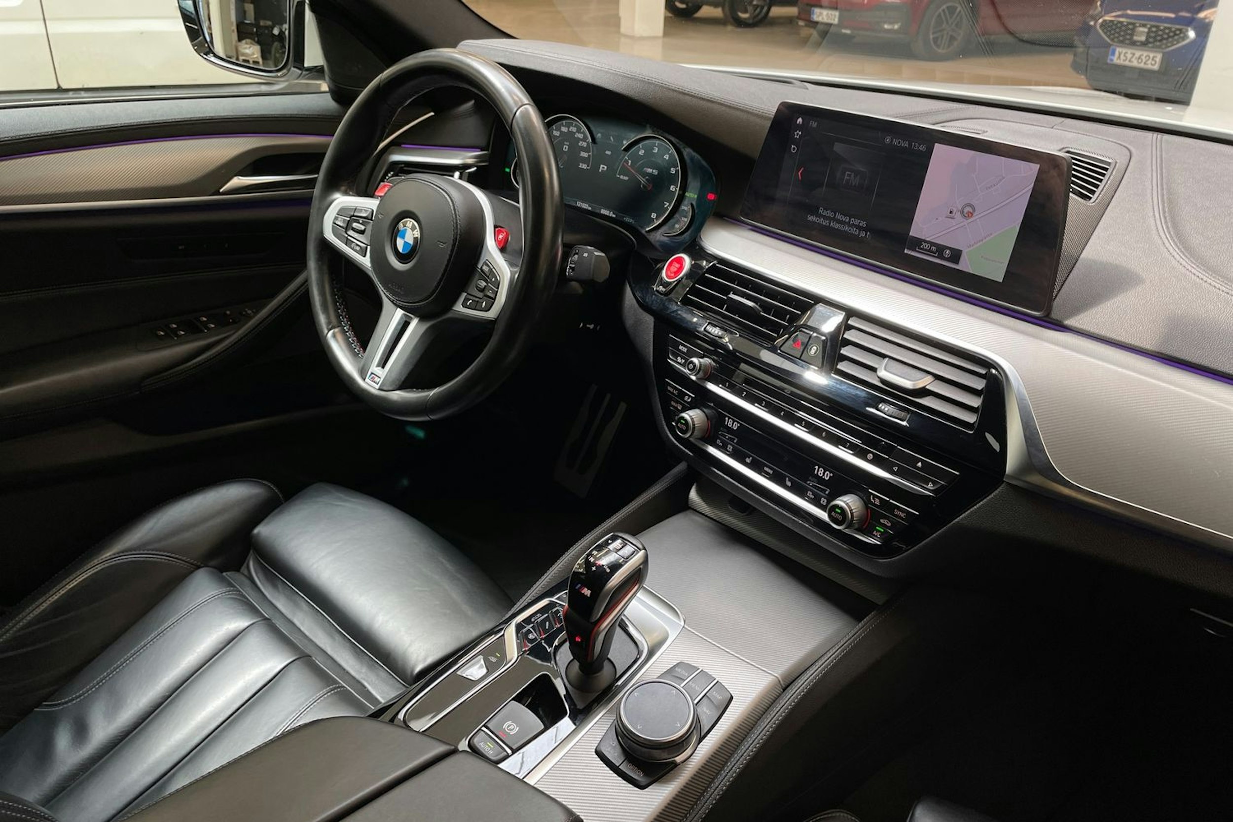 valkoinen BMW M5 2019 kuva 18.