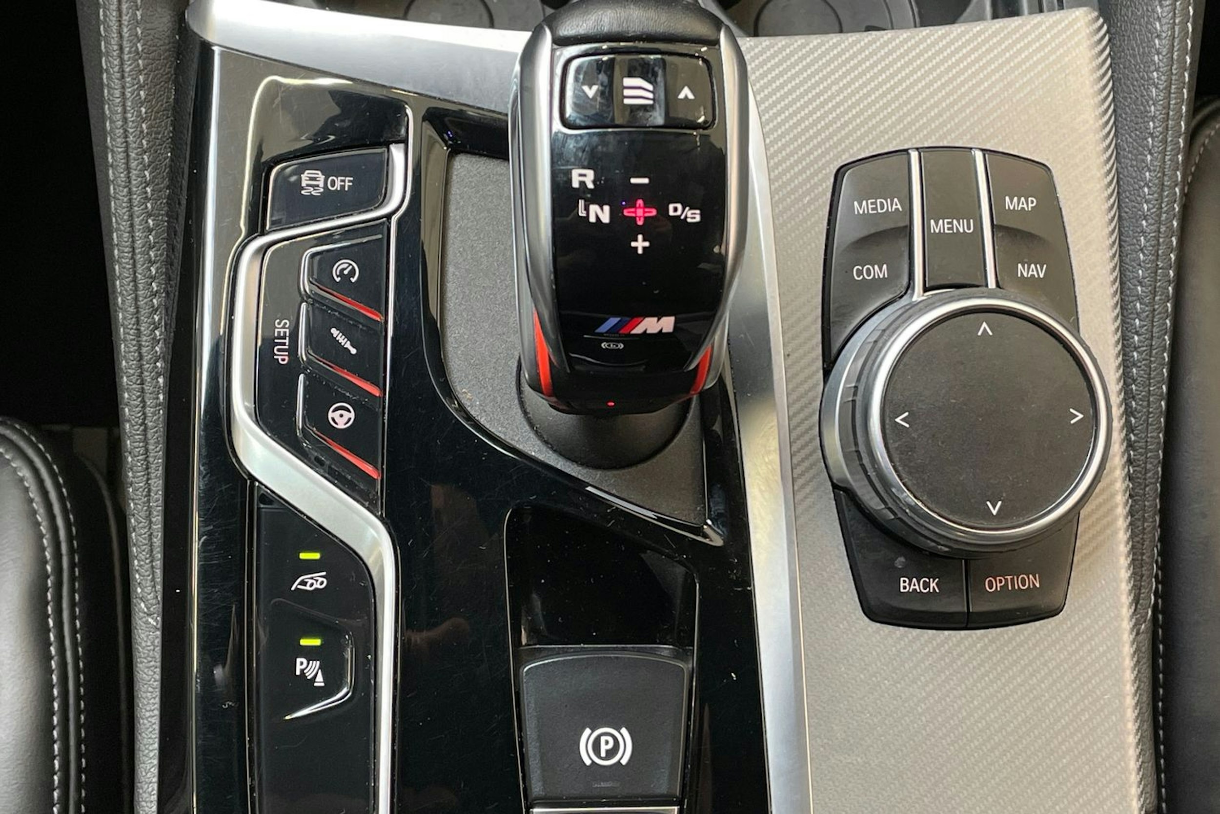 valkoinen BMW M5 2019 kuva 36.