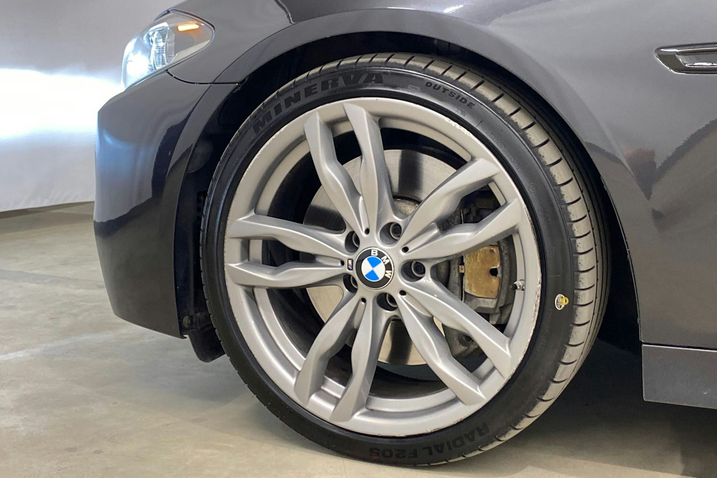 harmaa BMW M550 2014 kuva 39.
