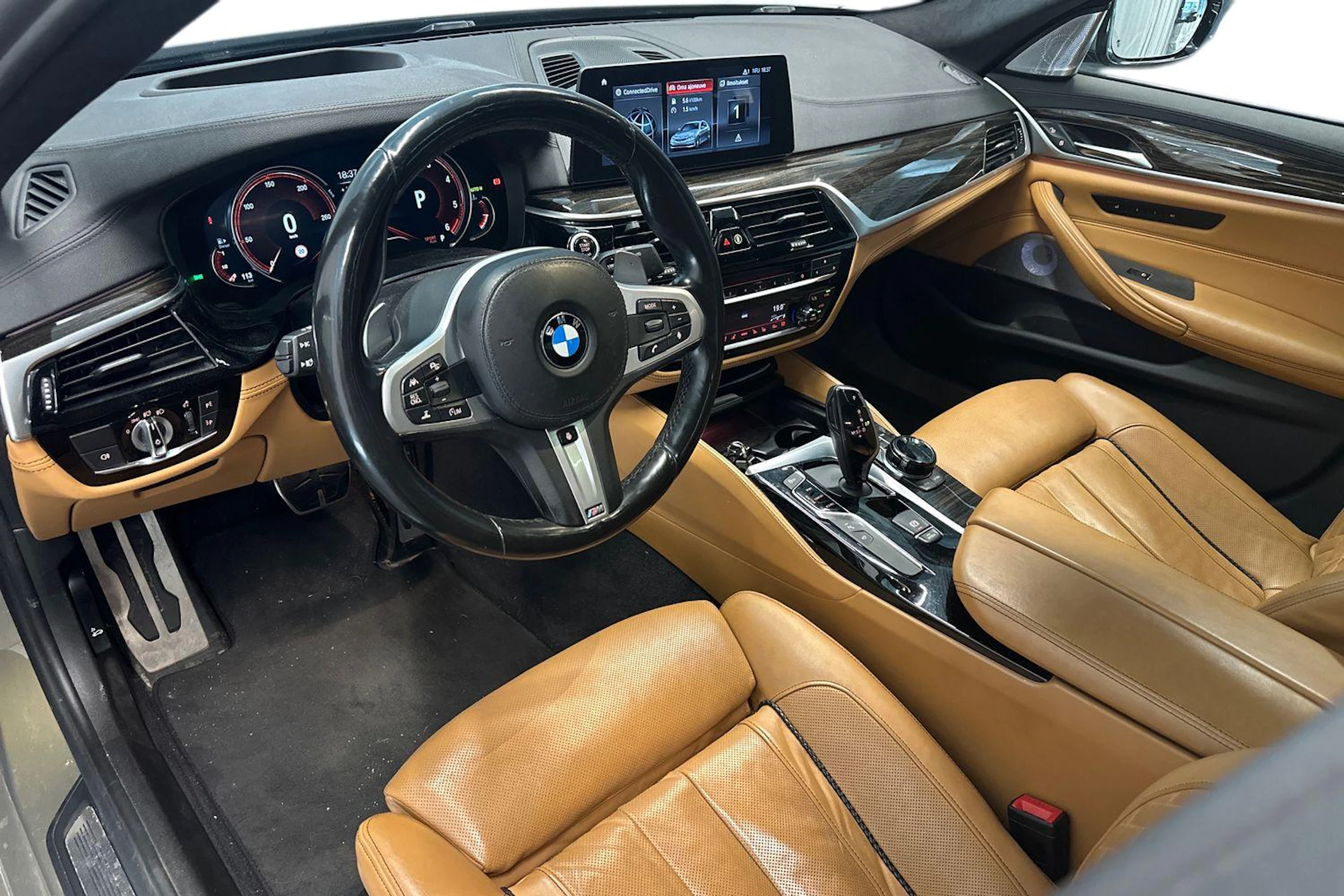 keltainen BMW M550 2017 kuva 3.