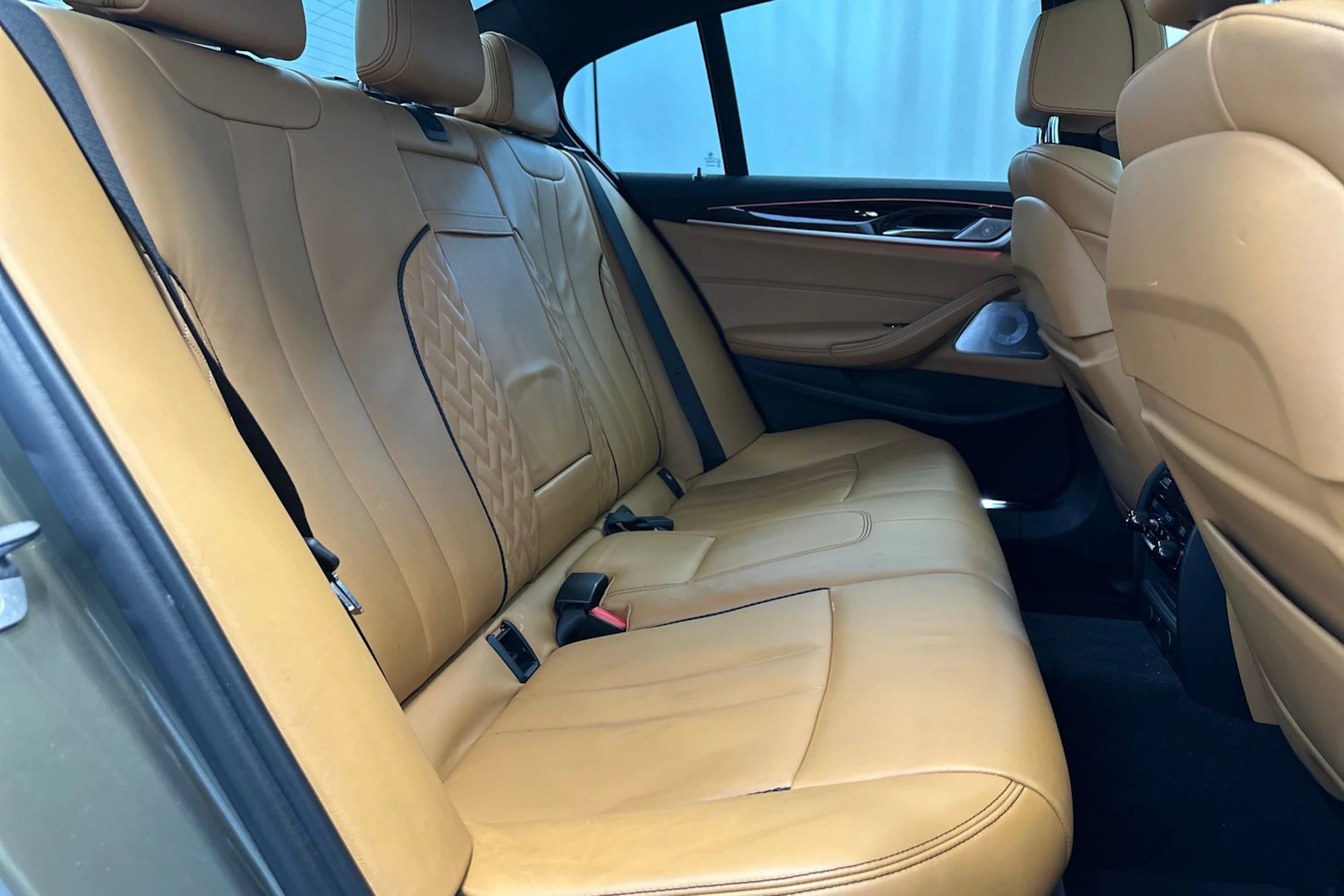 keltainen BMW M550 2017 kuva 10.