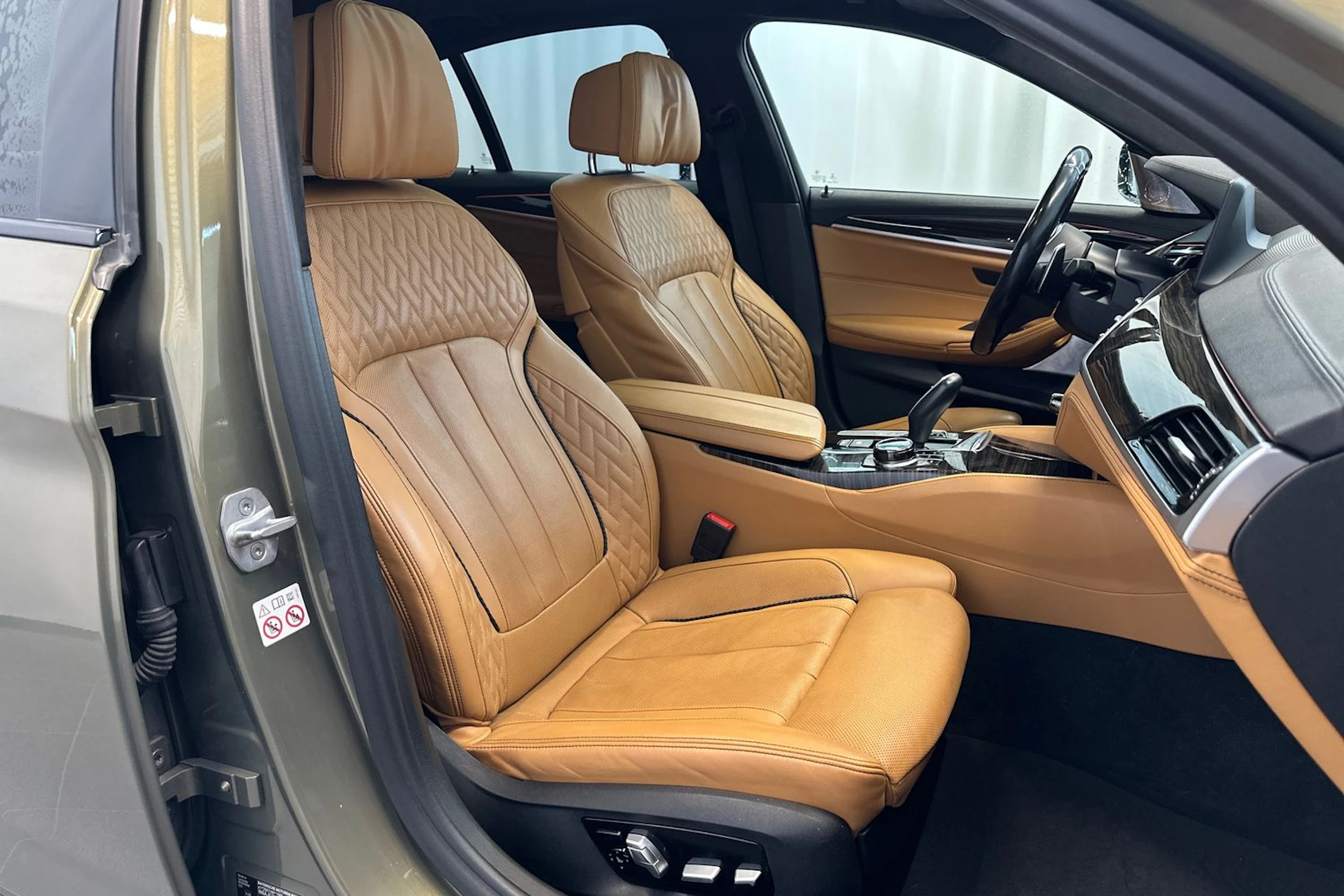 keltainen BMW M550 2017 kuva 11.