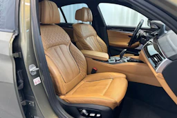 keltainen BMW M550 2017 kuva 11.