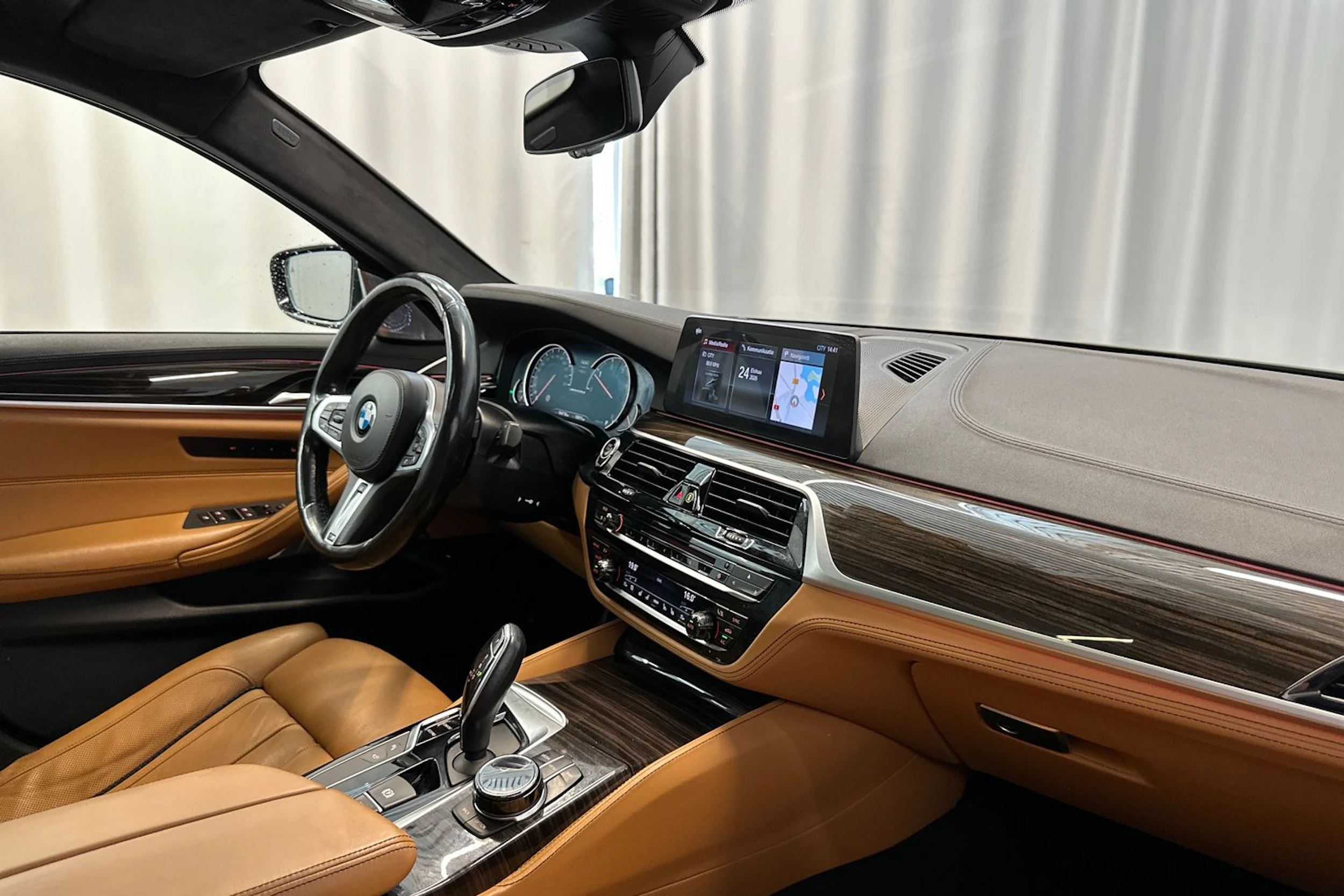 keltainen BMW M550 2017 kuva 12.