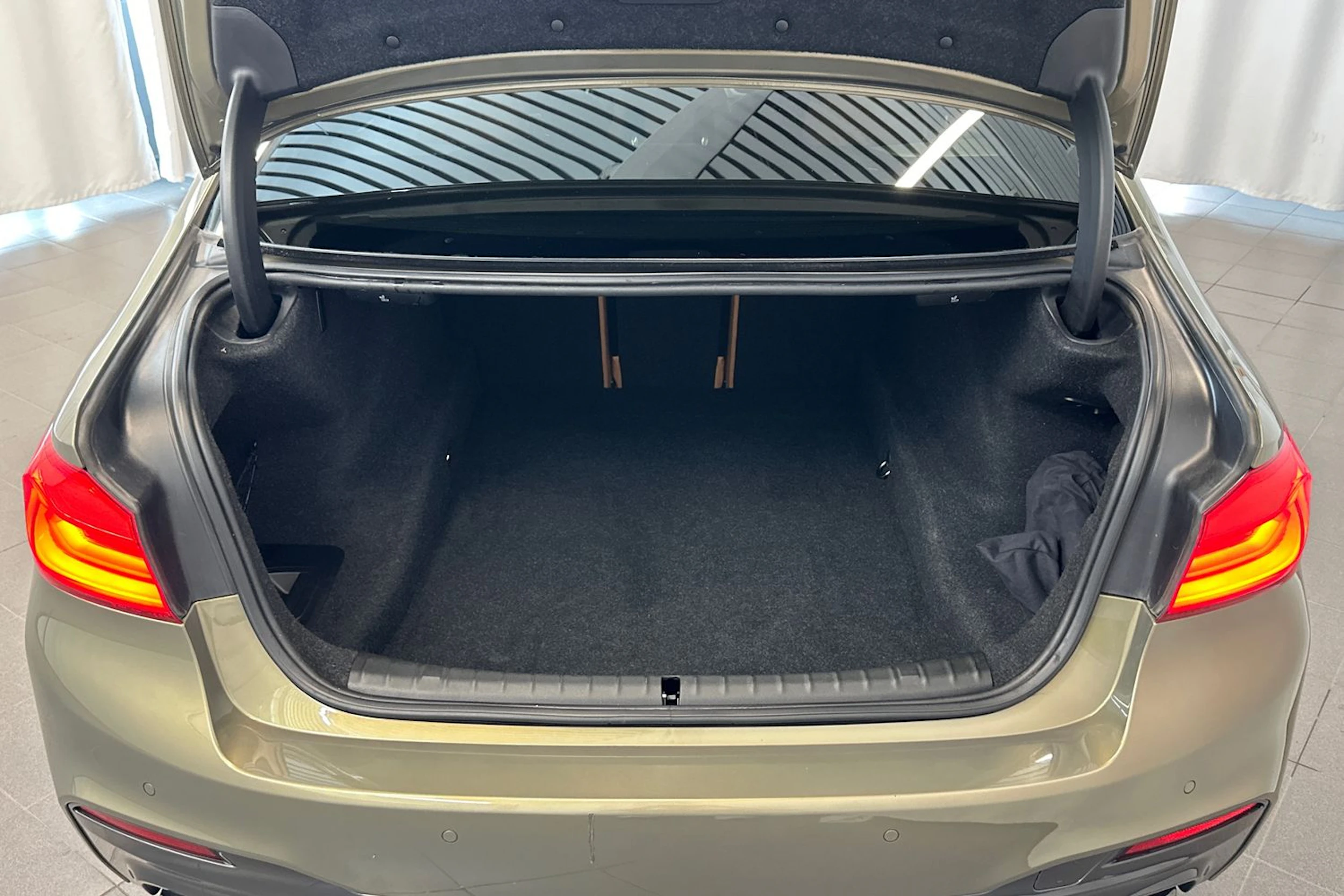 keltainen BMW M550 2017 kuva 13.
