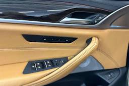 keltainen BMW M550 2017 kuva 15.