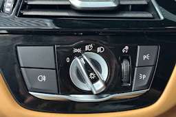 keltainen BMW M550 2017 kuva 19.