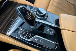 keltainen BMW M550 2017 kuva 25.