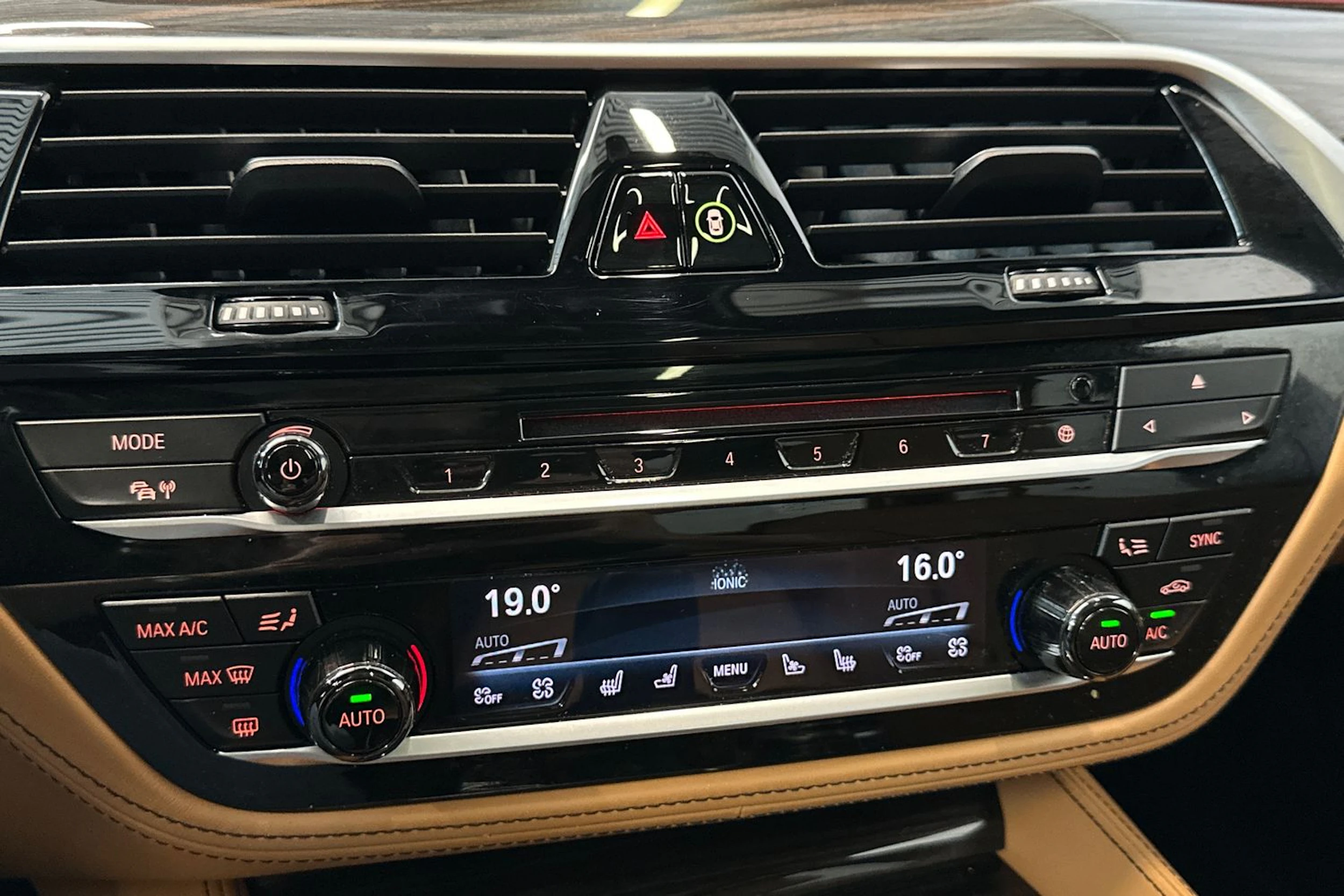 keltainen BMW M550 2017 kuva 26.