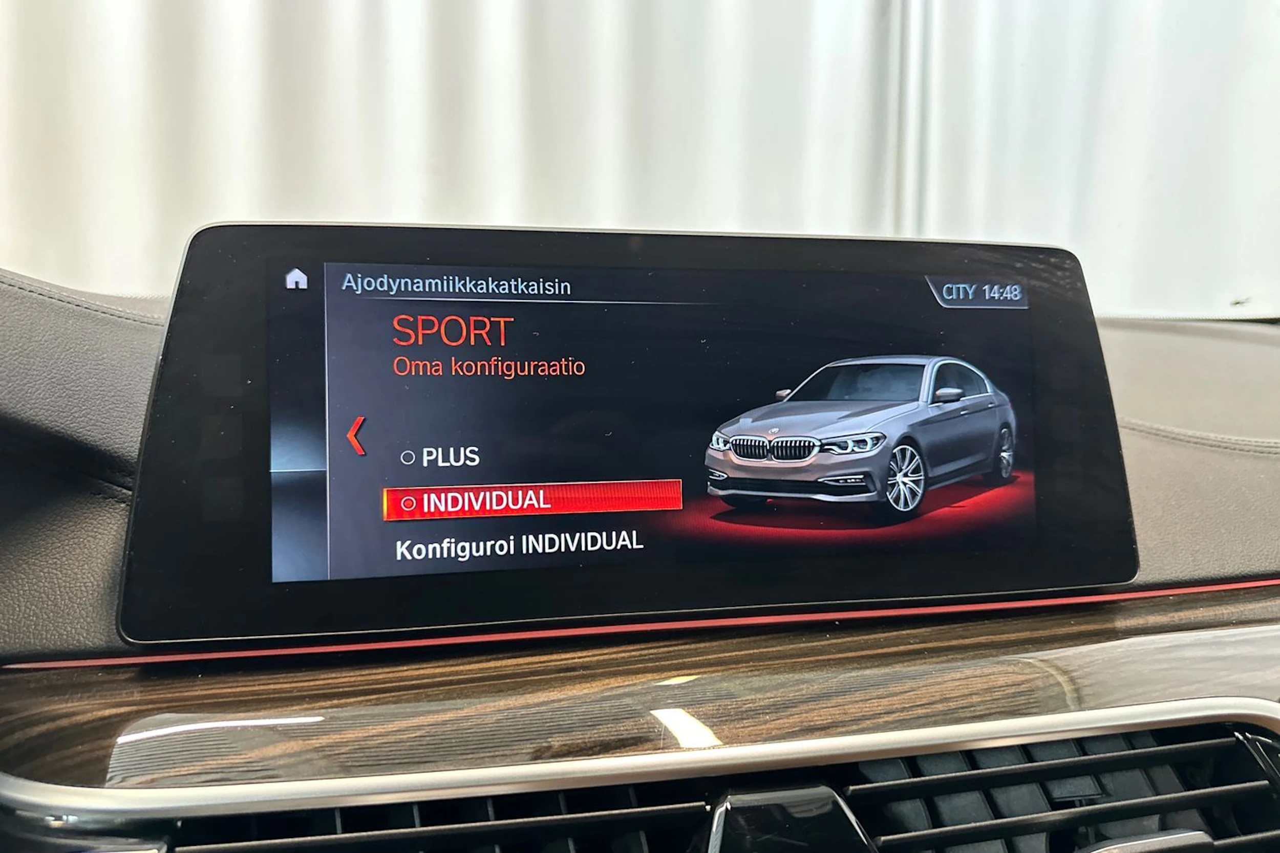 keltainen BMW M550 2017 kuva 30.