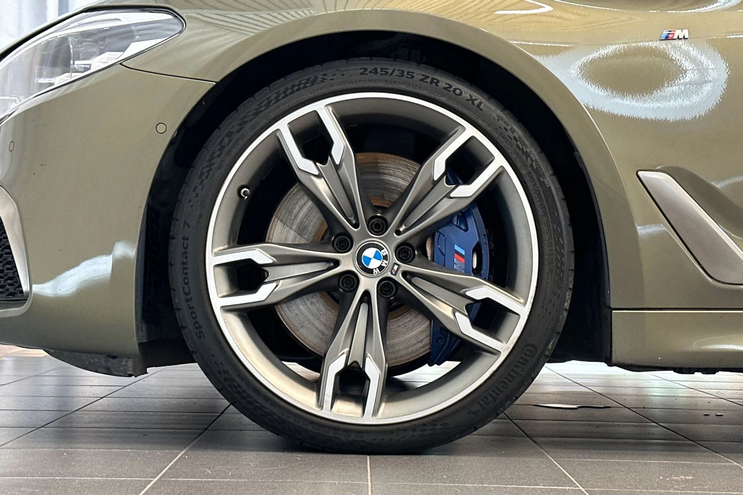 keltainen BMW M550 2017 kuva 32.