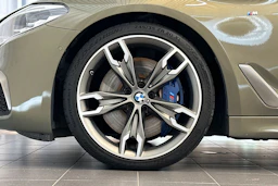 keltainen BMW M550 2017 kuva 32.