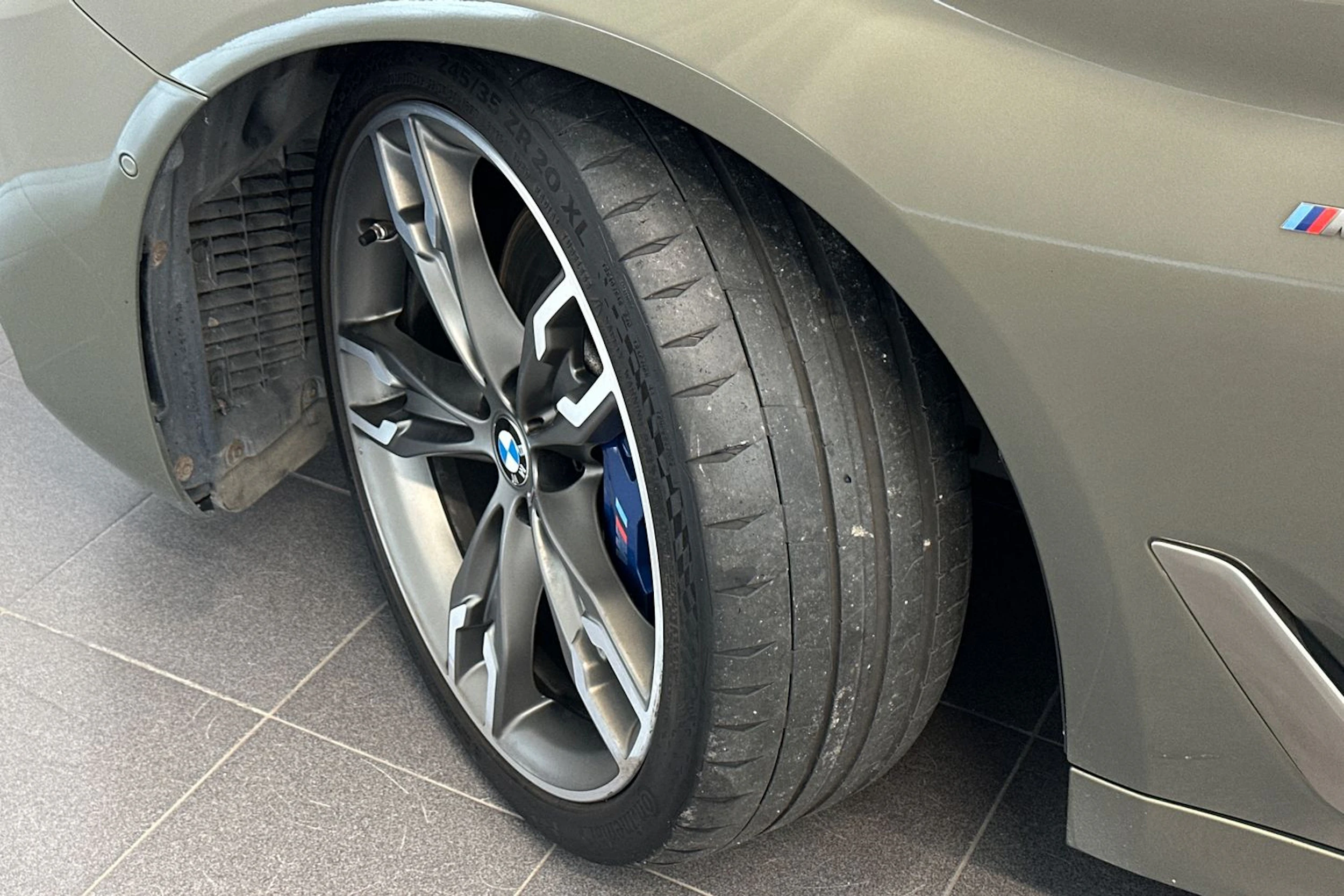 keltainen BMW M550 2017 kuva 33.