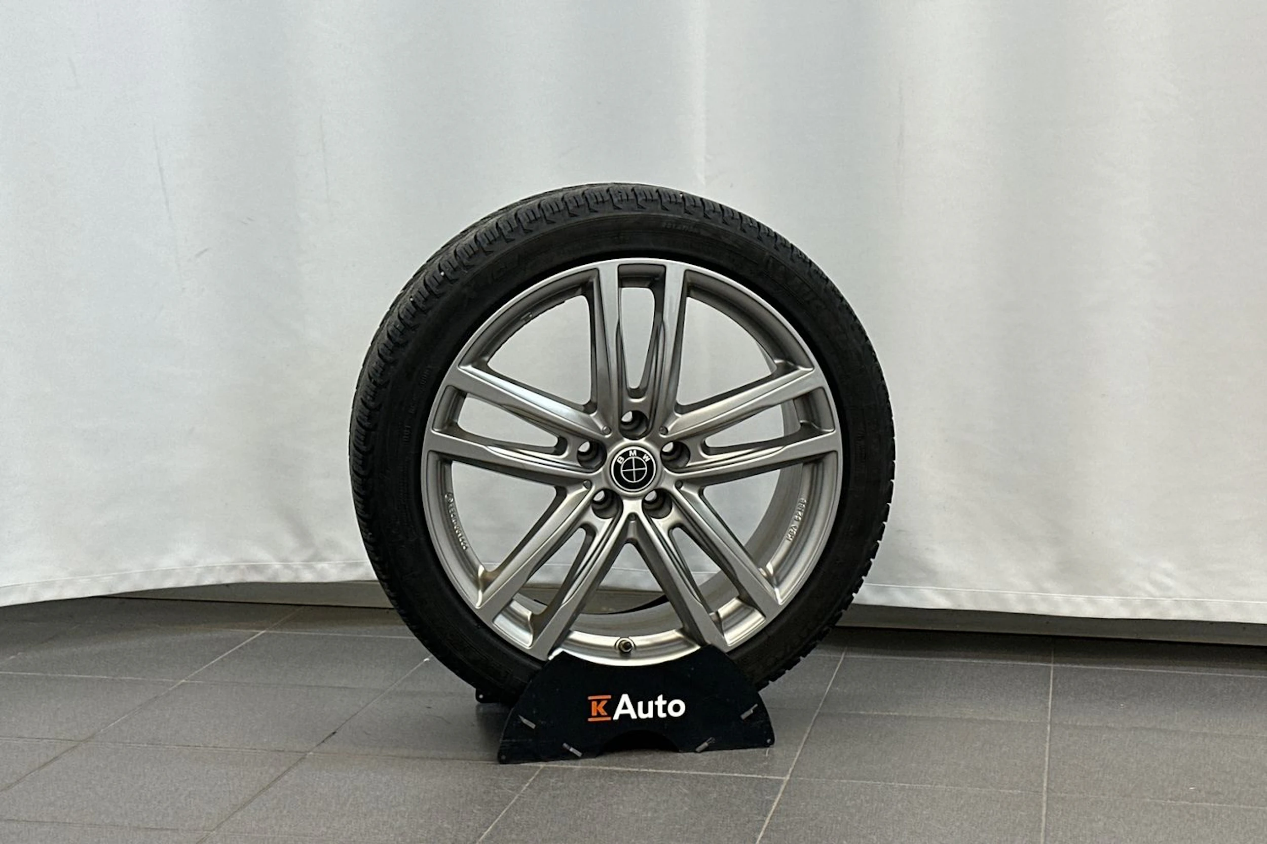 keltainen BMW M550 2017 kuva 34.