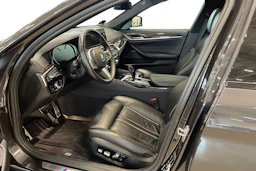 harmaa BMW M550i 2017 kuva 7.