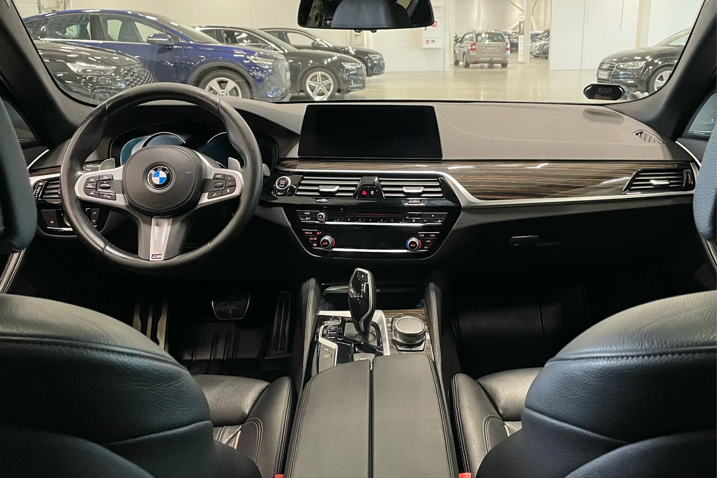 harmaa BMW M550i 2017 kuva 11.