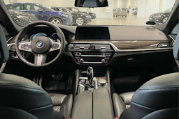 harmaa BMW M550i 2017 kuva 11.