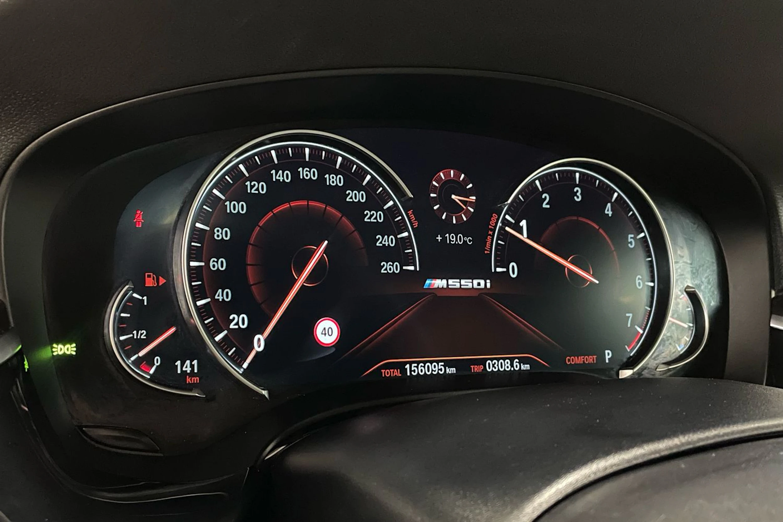 harmaa BMW M550i 2017 kuva 15.