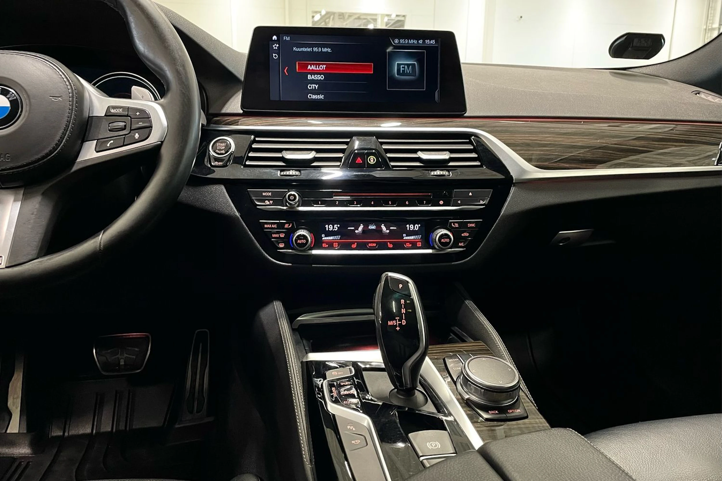harmaa BMW M550i 2017 kuva 18.