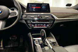 harmaa BMW M550i 2017 kuva 18.