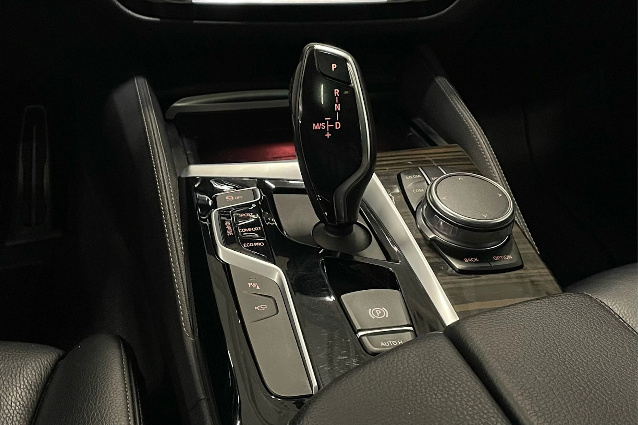 harmaa BMW M550i 2017 kuva 23.