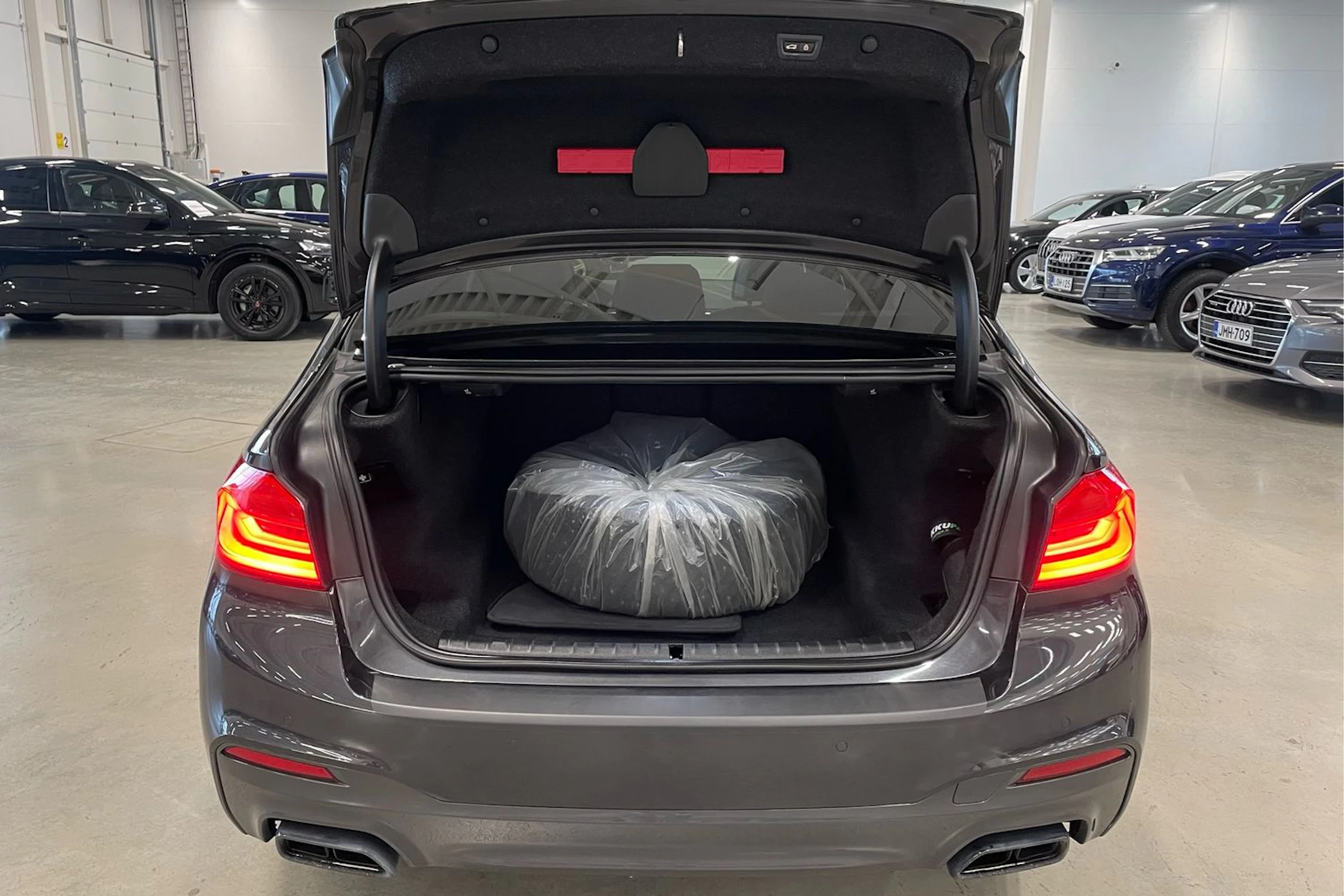 harmaa BMW M550i 2017 kuva 33.
