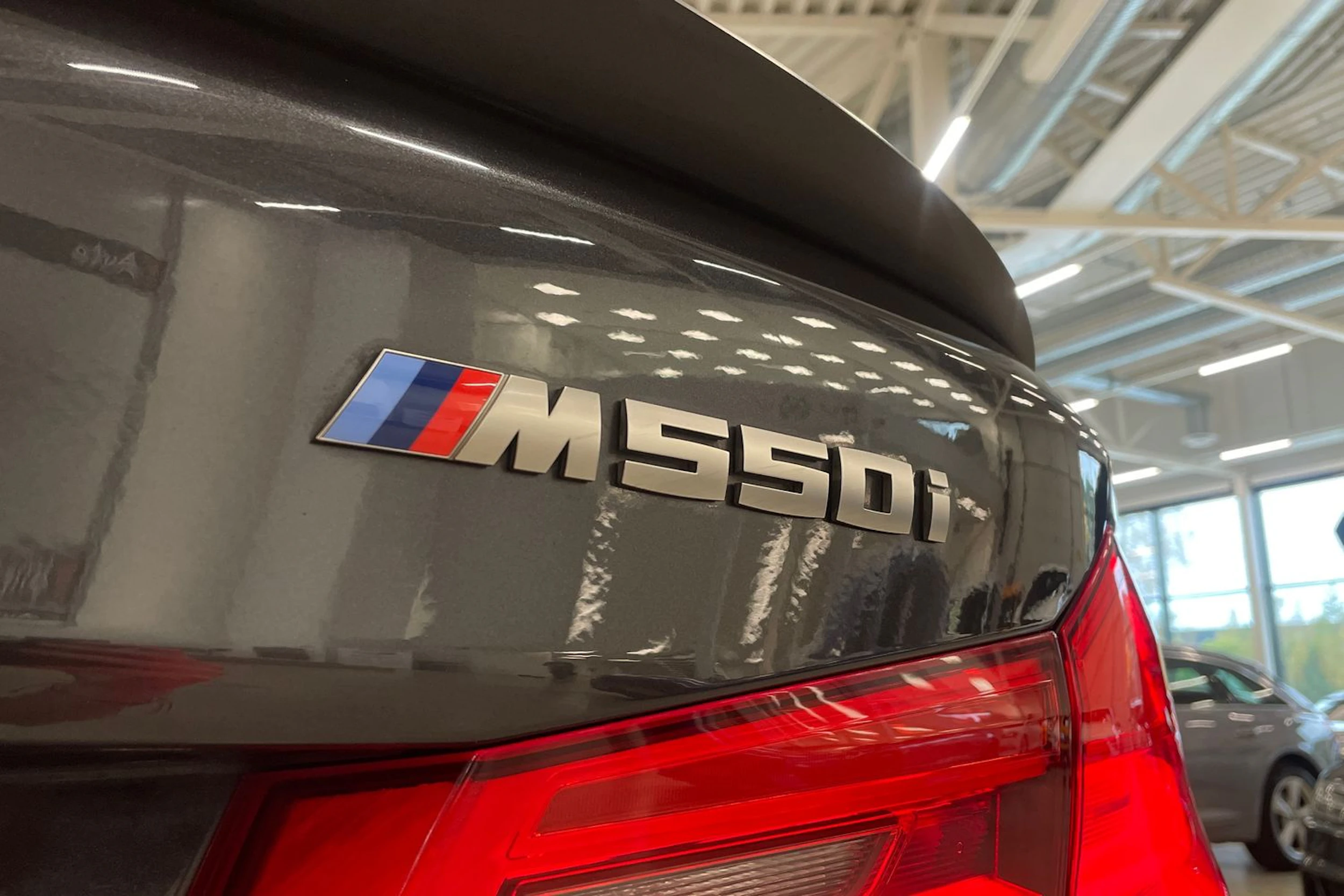 harmaa BMW M550i 2017 kuva 37.