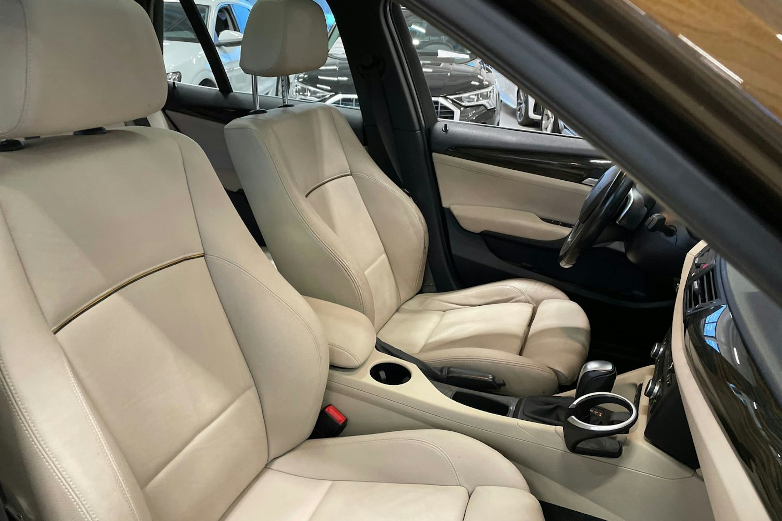 sininen BMW X1 2009 kuva 16.