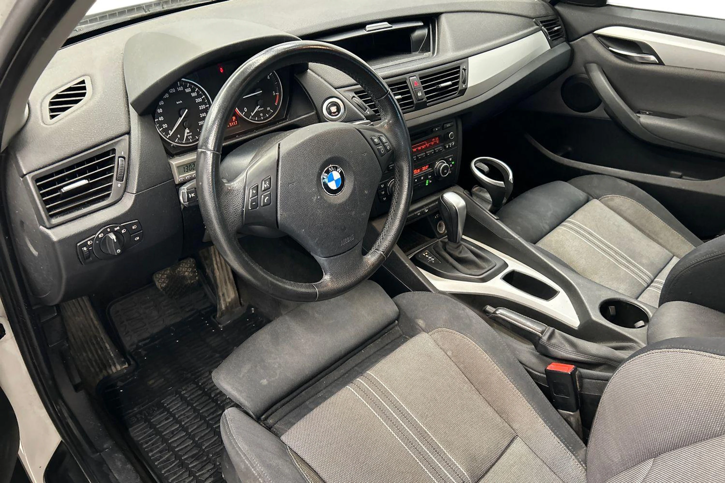 valkoinen BMW X1 2010 kuva 6.