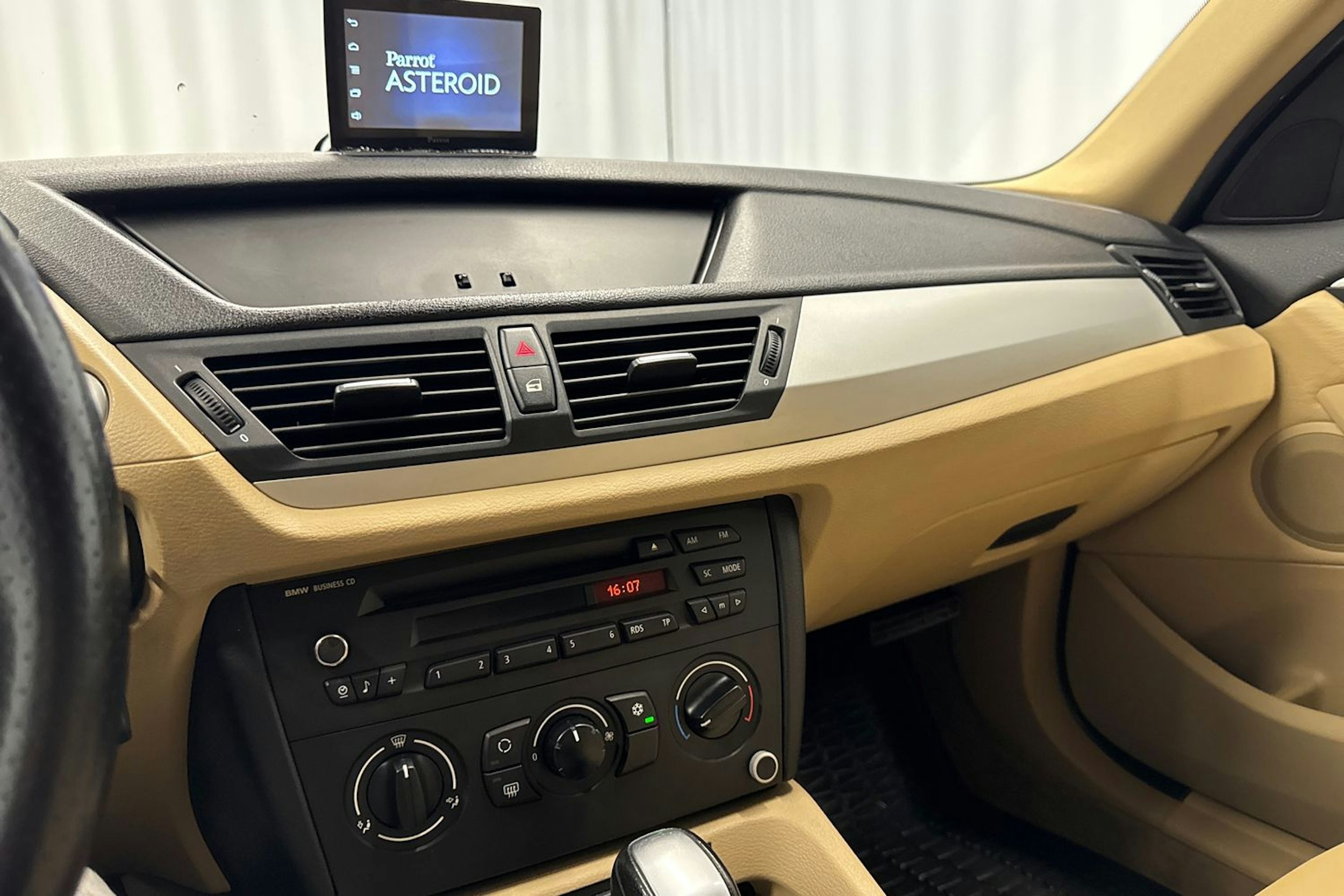 musta BMW X1 2010 kuva 16.