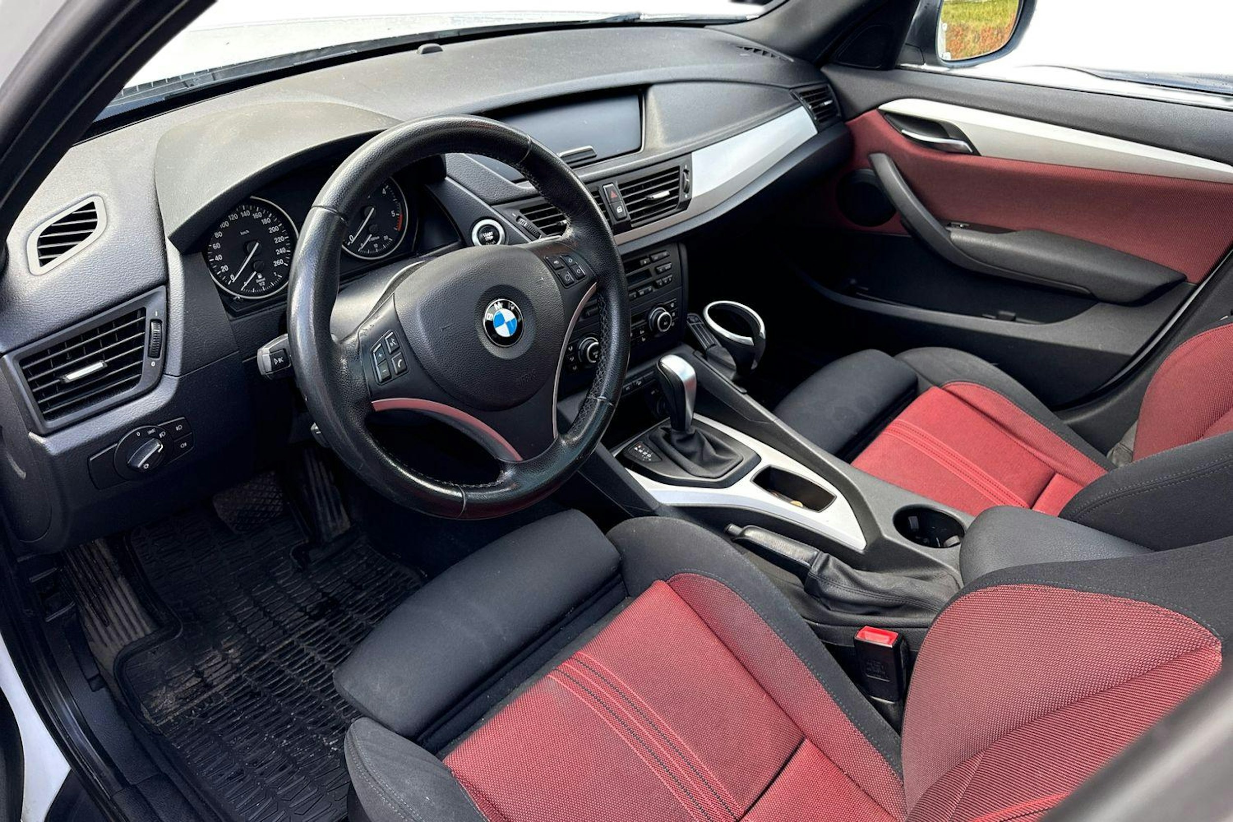 valkoinen BMW X1 2010 kuva 3.