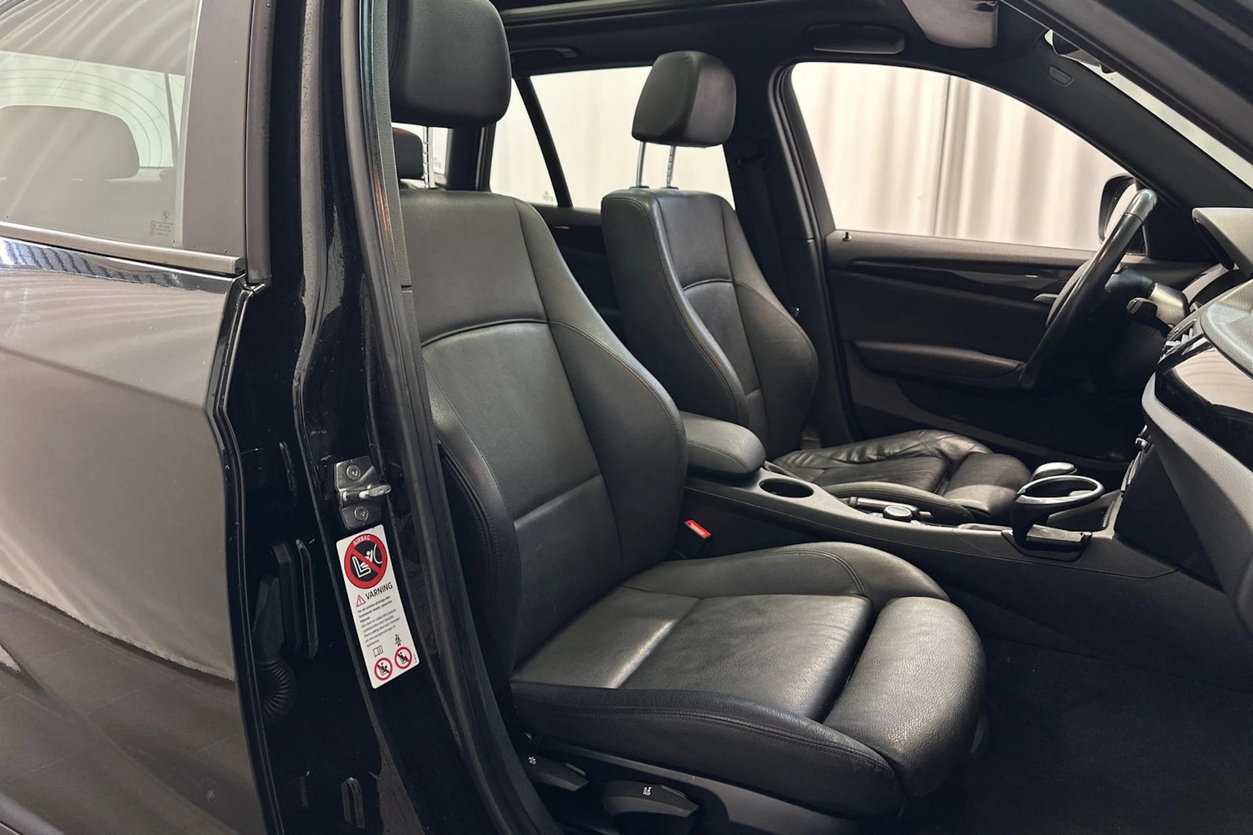 musta BMW X1 2010 kuva 11.