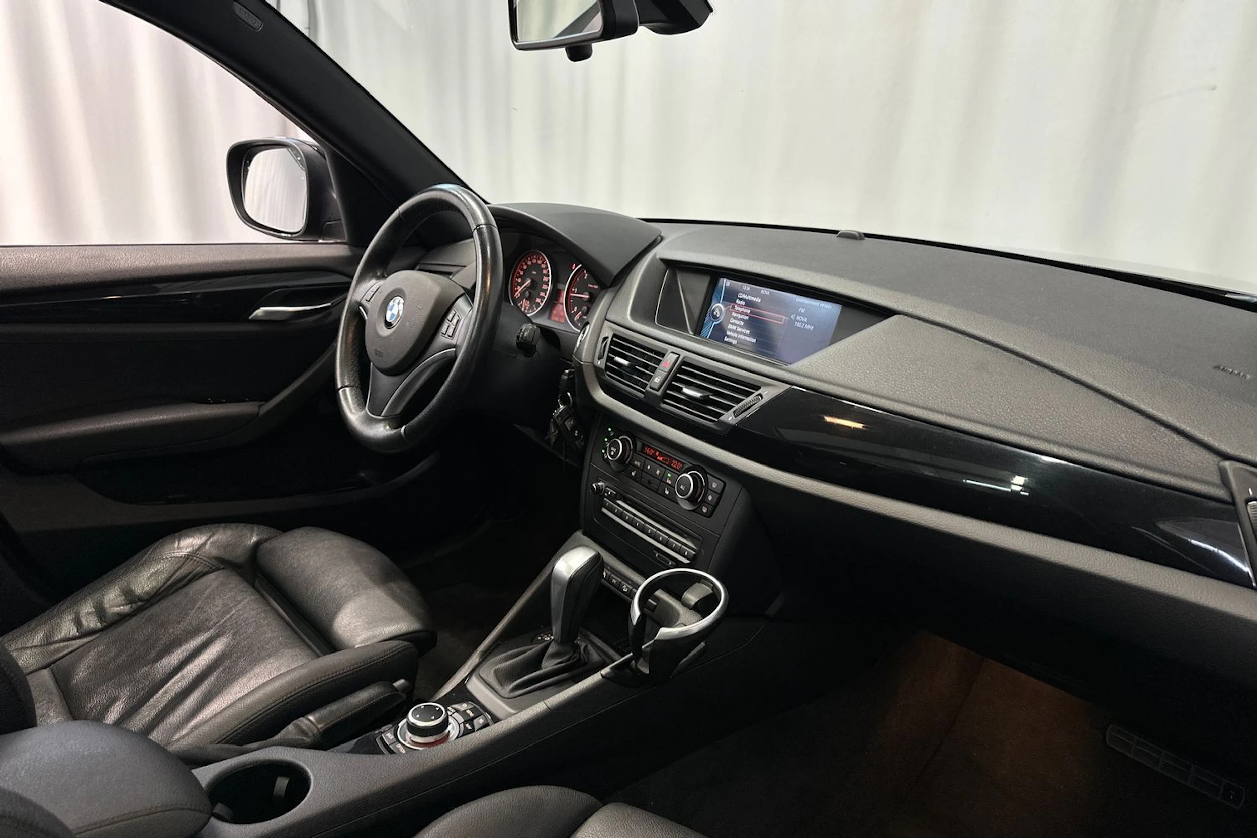 musta BMW X1 2010 kuva 12.