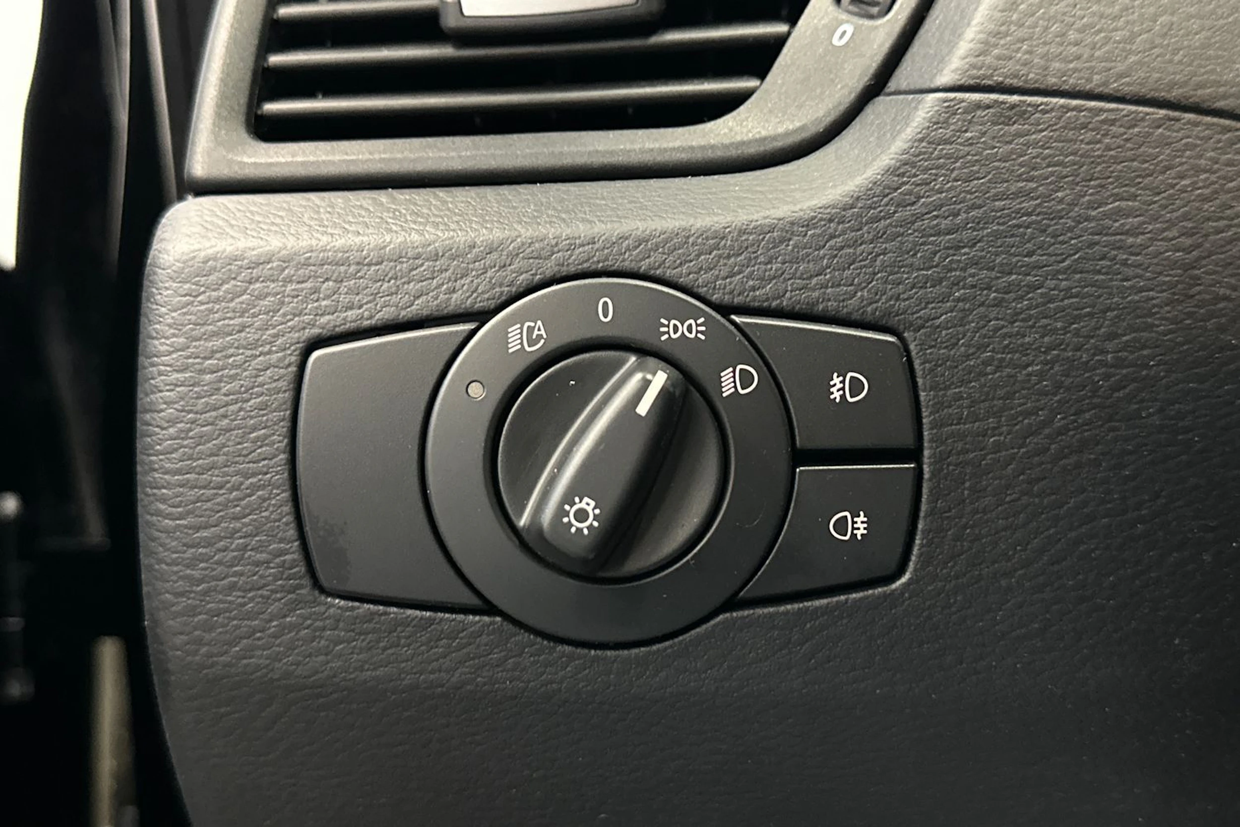 musta BMW X1 2010 kuva 15.