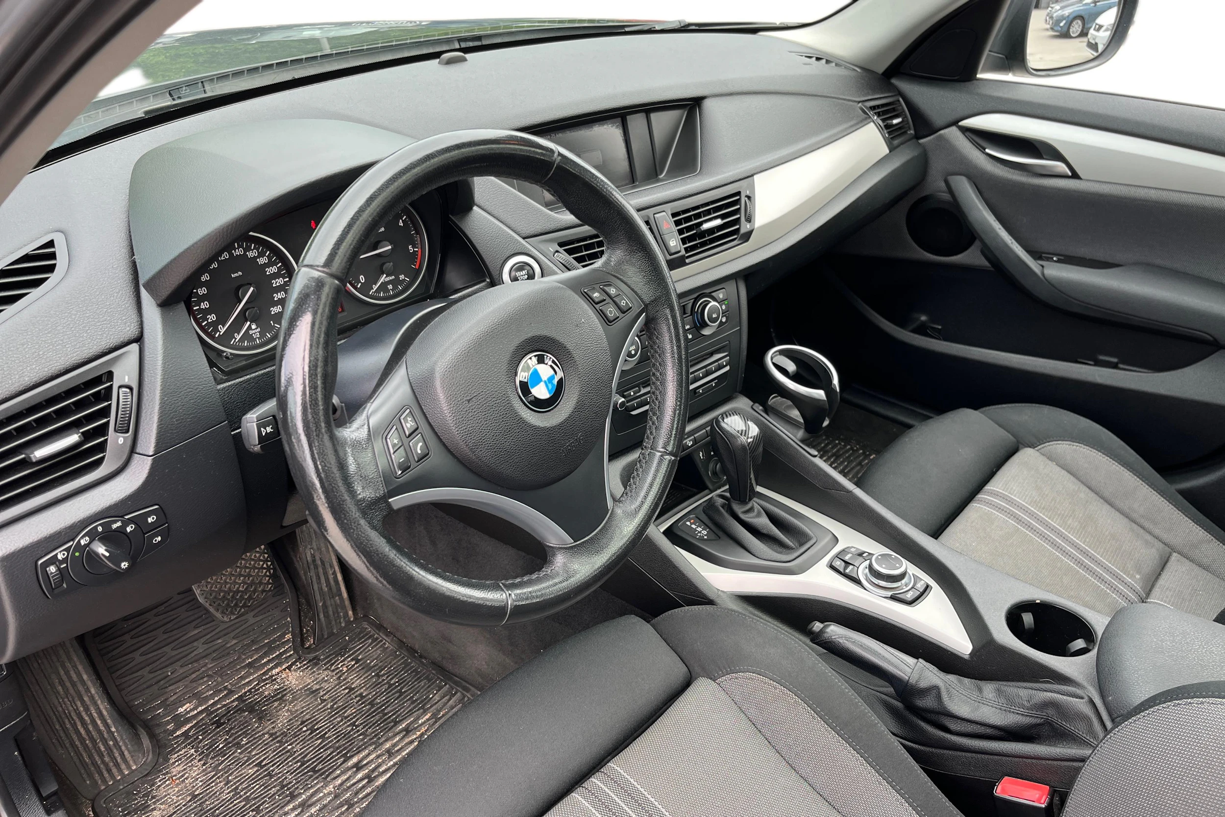 Musta BMW X1 2011 kuva 3.