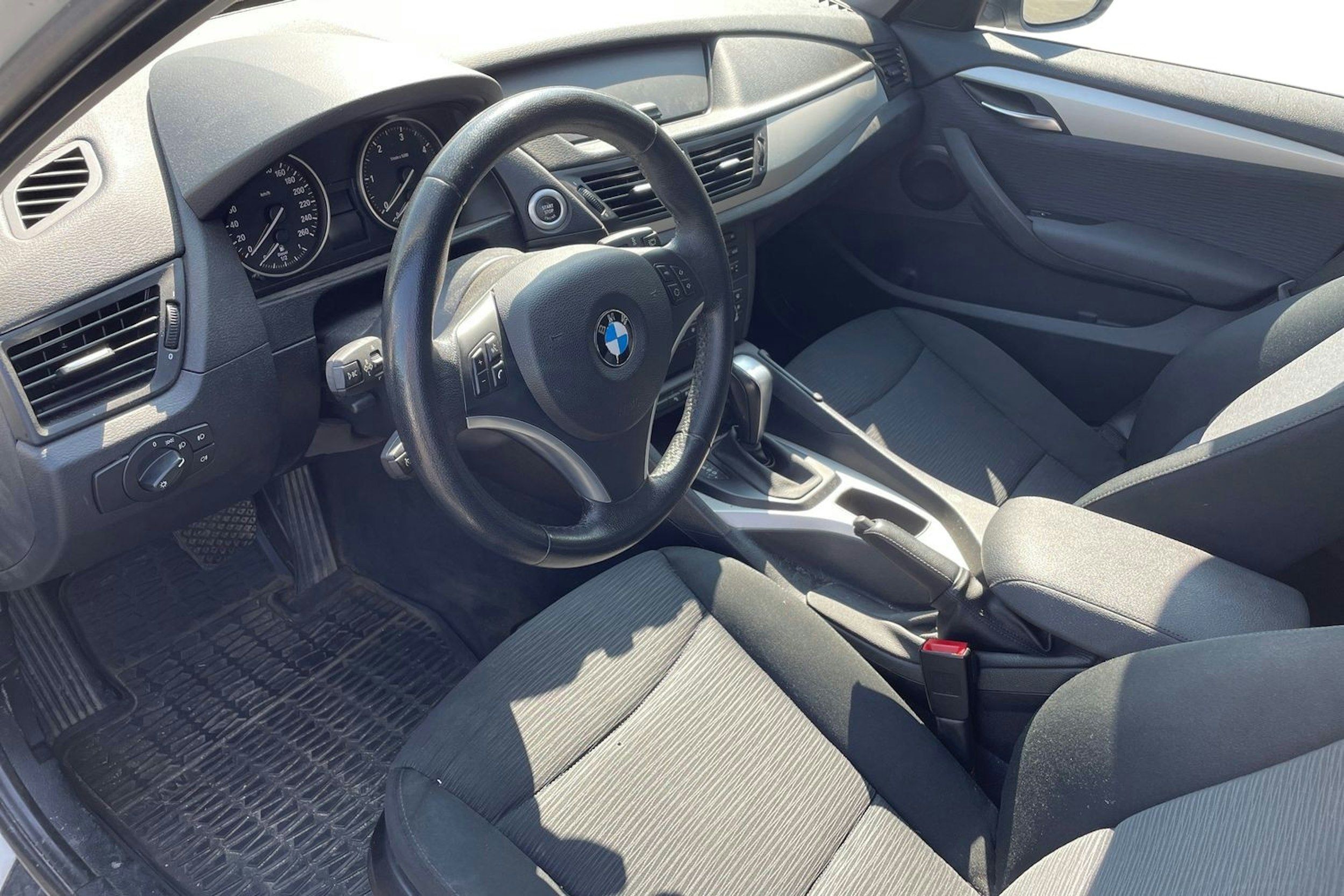 Valkoinen BMW X1 2011 kuva 3.