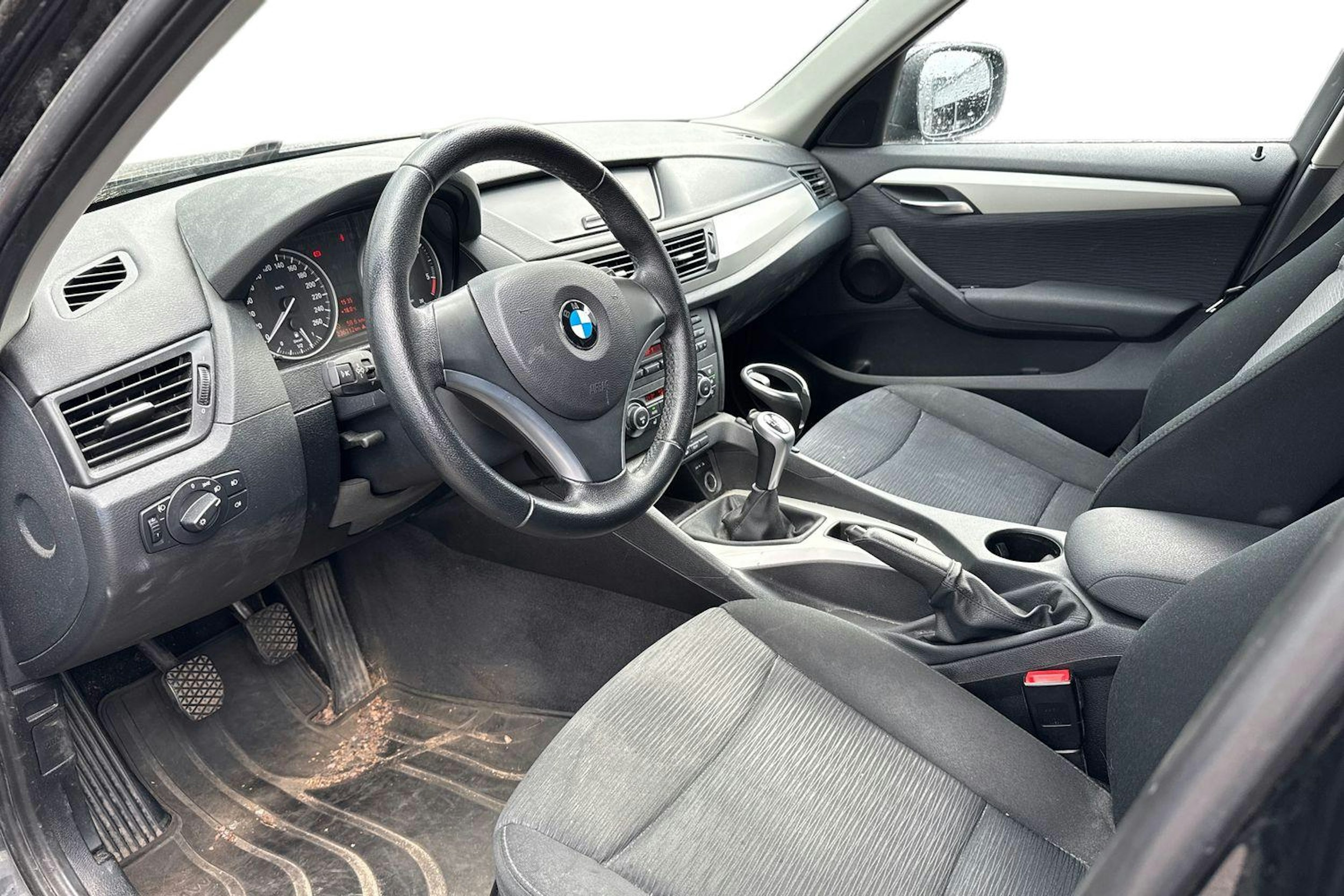 musta BMW X1 2011 kuva 3.