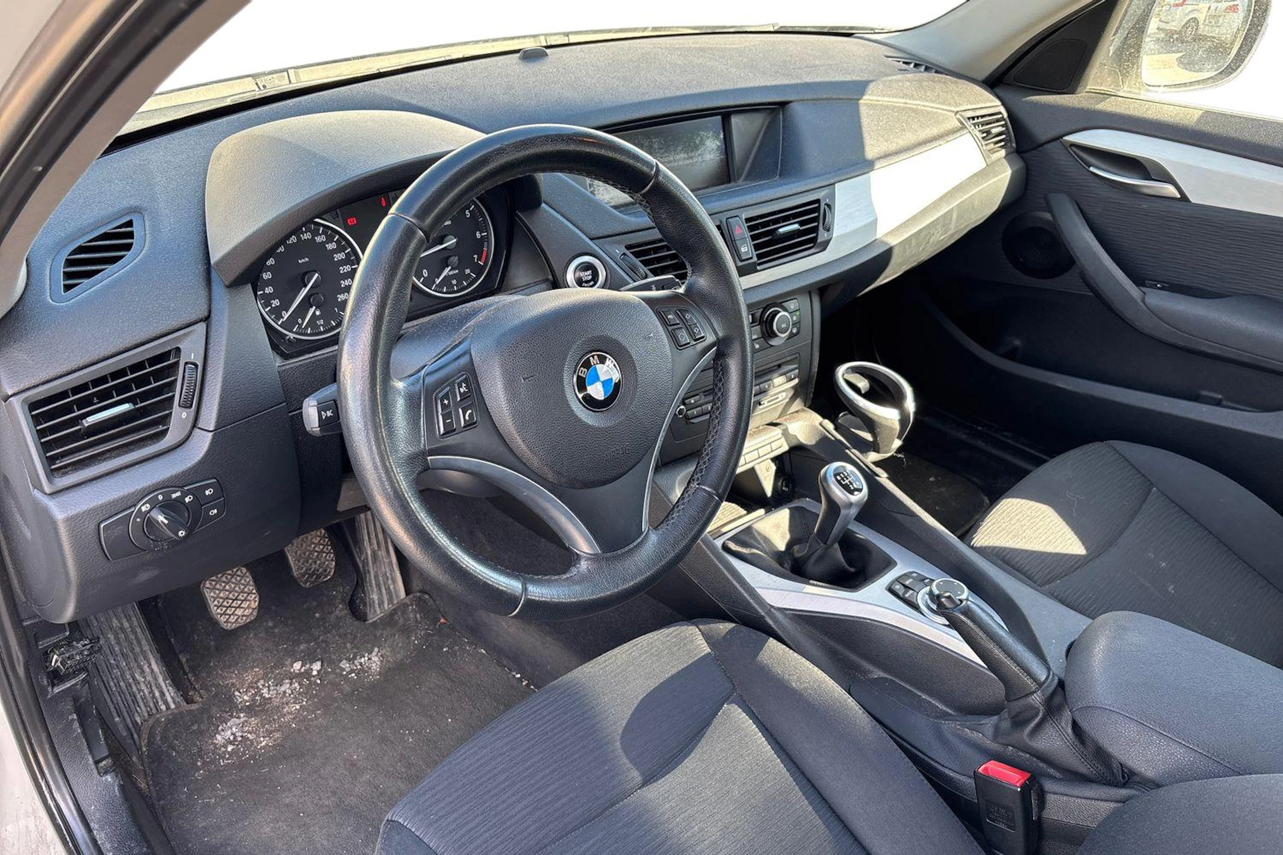 valkoinen BMW X1 2011 kuva 3.